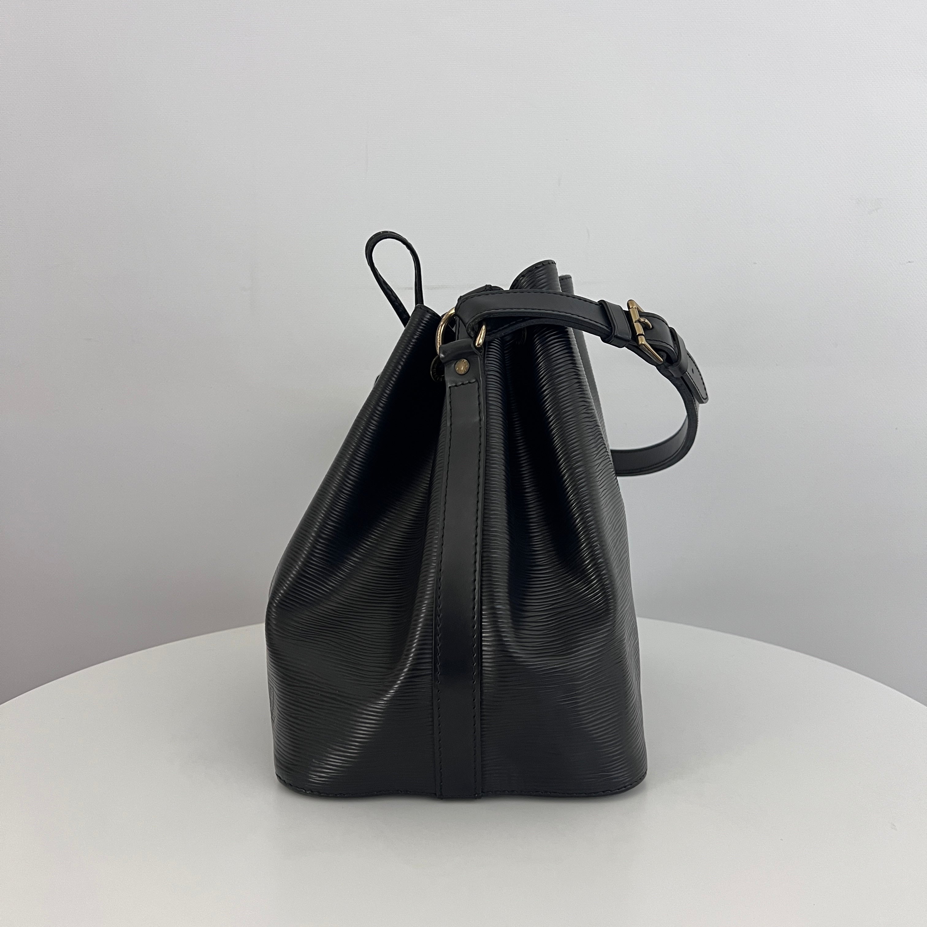 Sac LOUIS VUITTON Noé Petit cuir épi noir vintage 1994