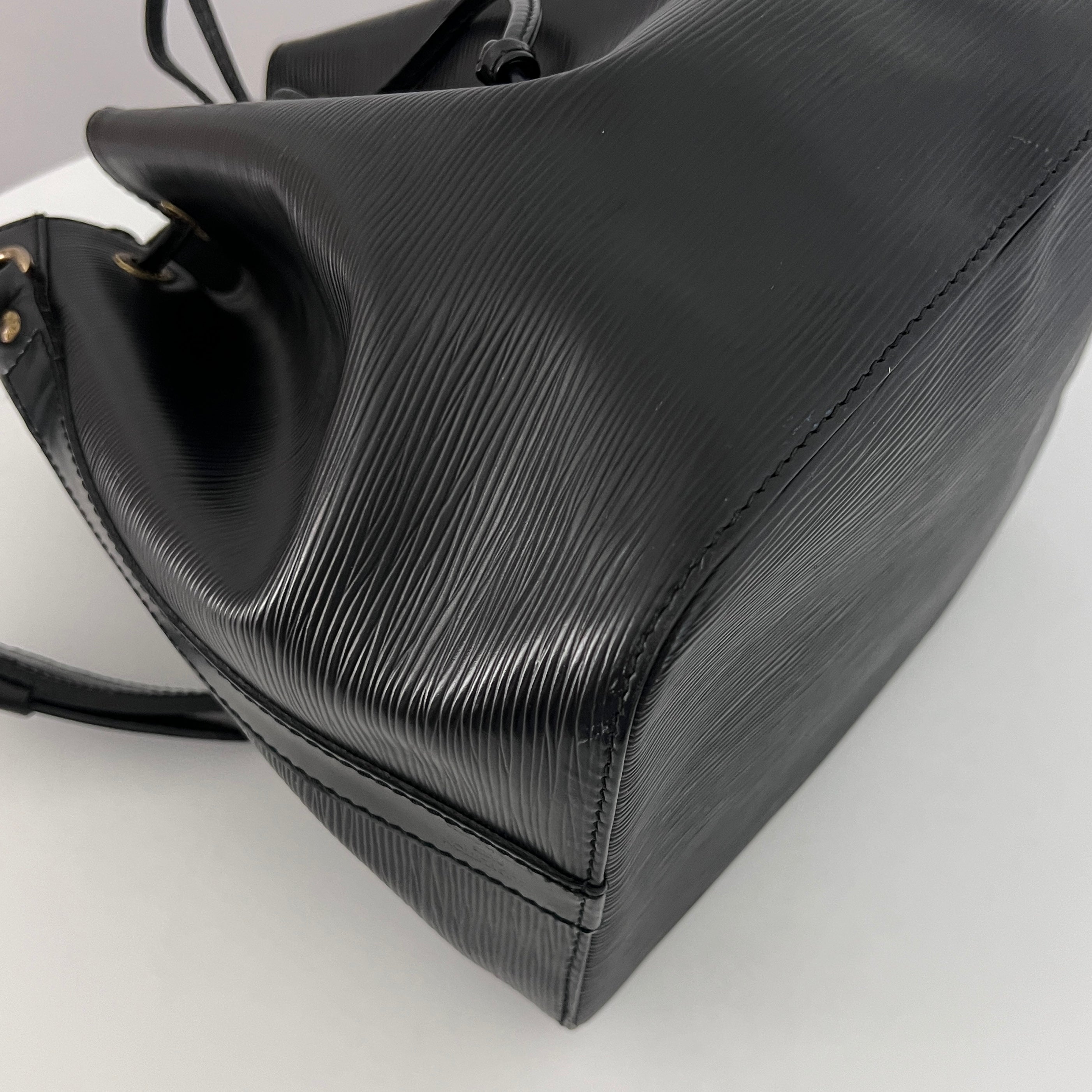 Sac LOUIS VUITTON Noé Petit cuir épi noir vintage 1994