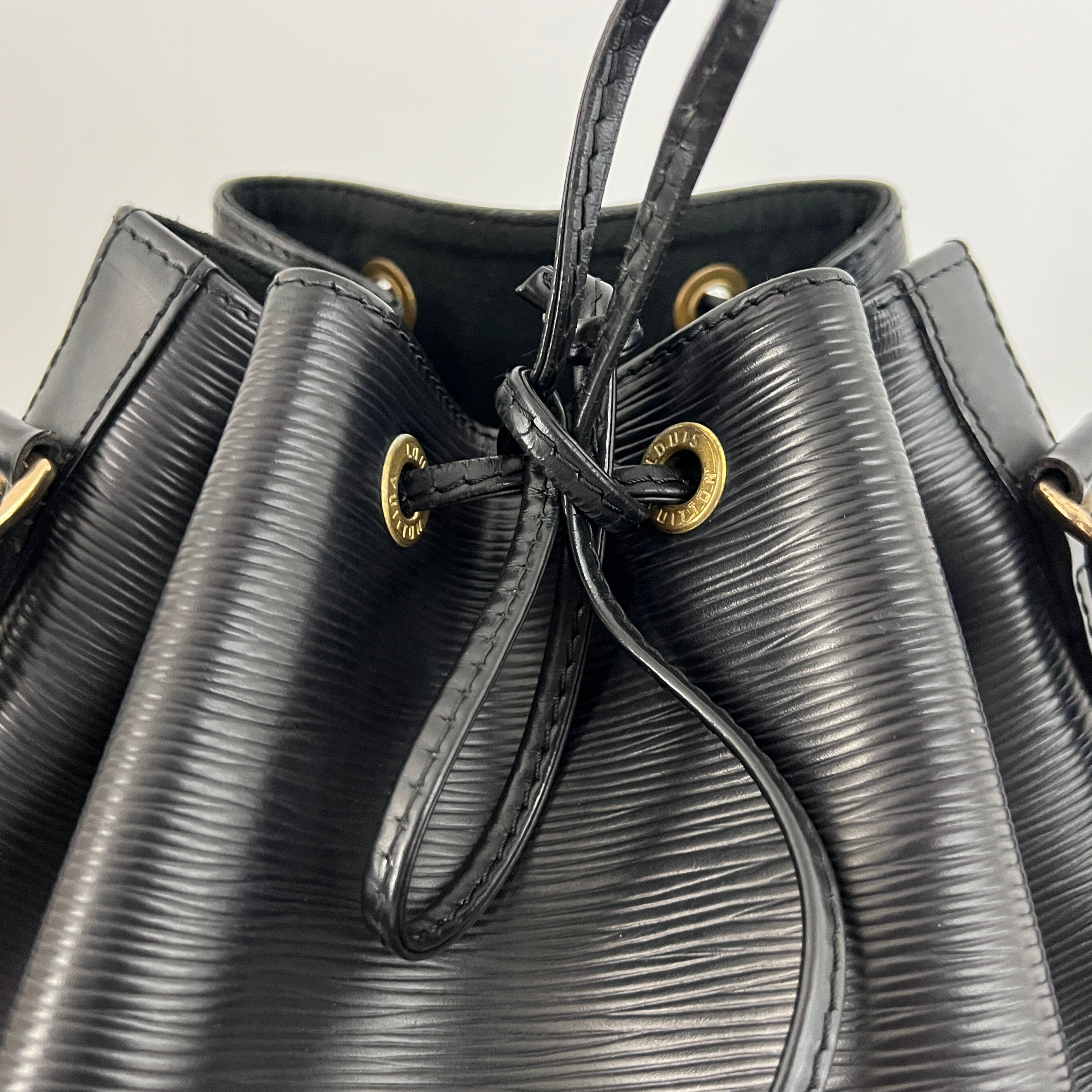 Sac LOUIS VUITTON Noé Petit cuir épi noir vintage 1994