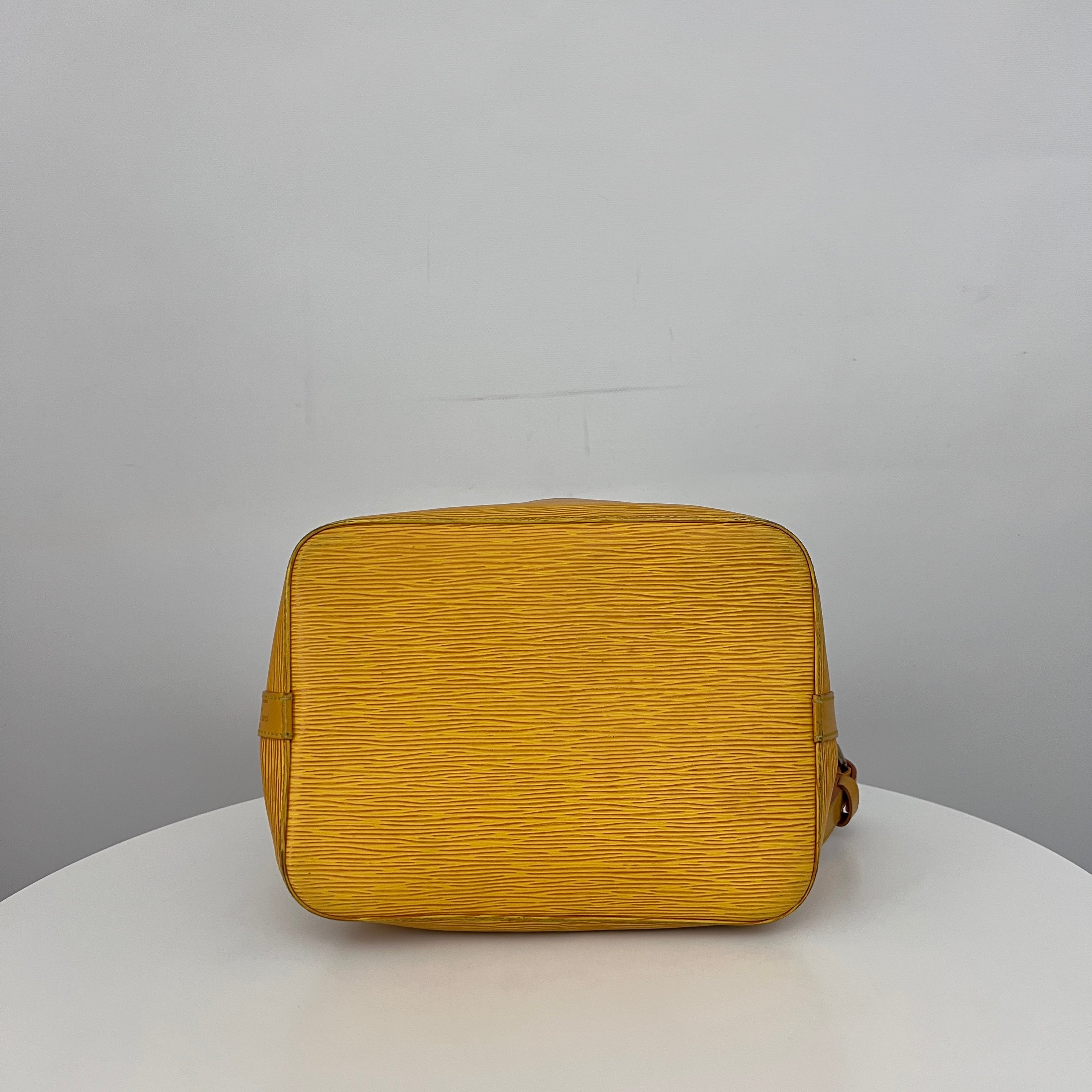 Sac LOUIS VUITTON Noé Petit cuir épi jaune vintage 1995