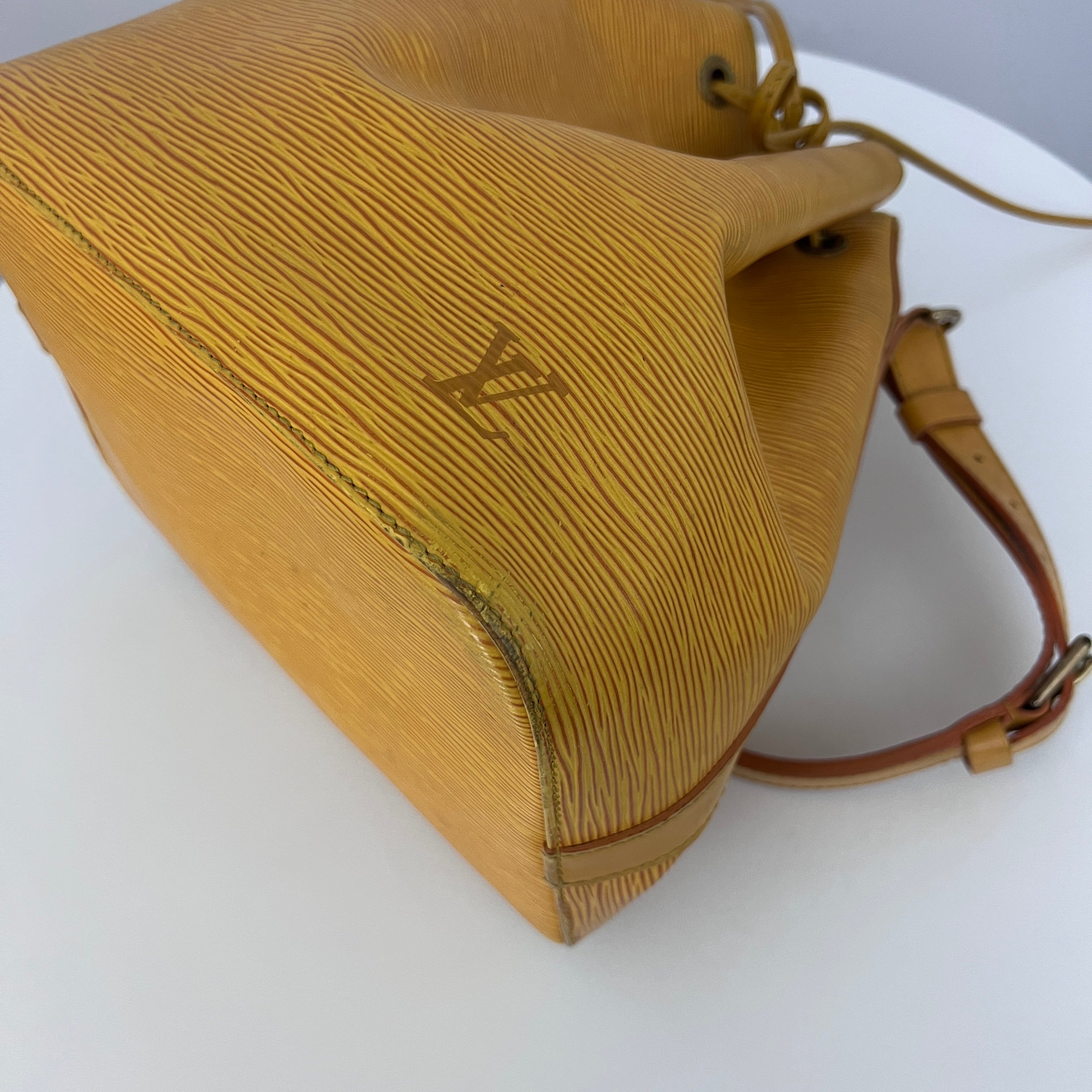 Sac LOUIS VUITTON Noé Petit cuir épi jaune vintage 1995