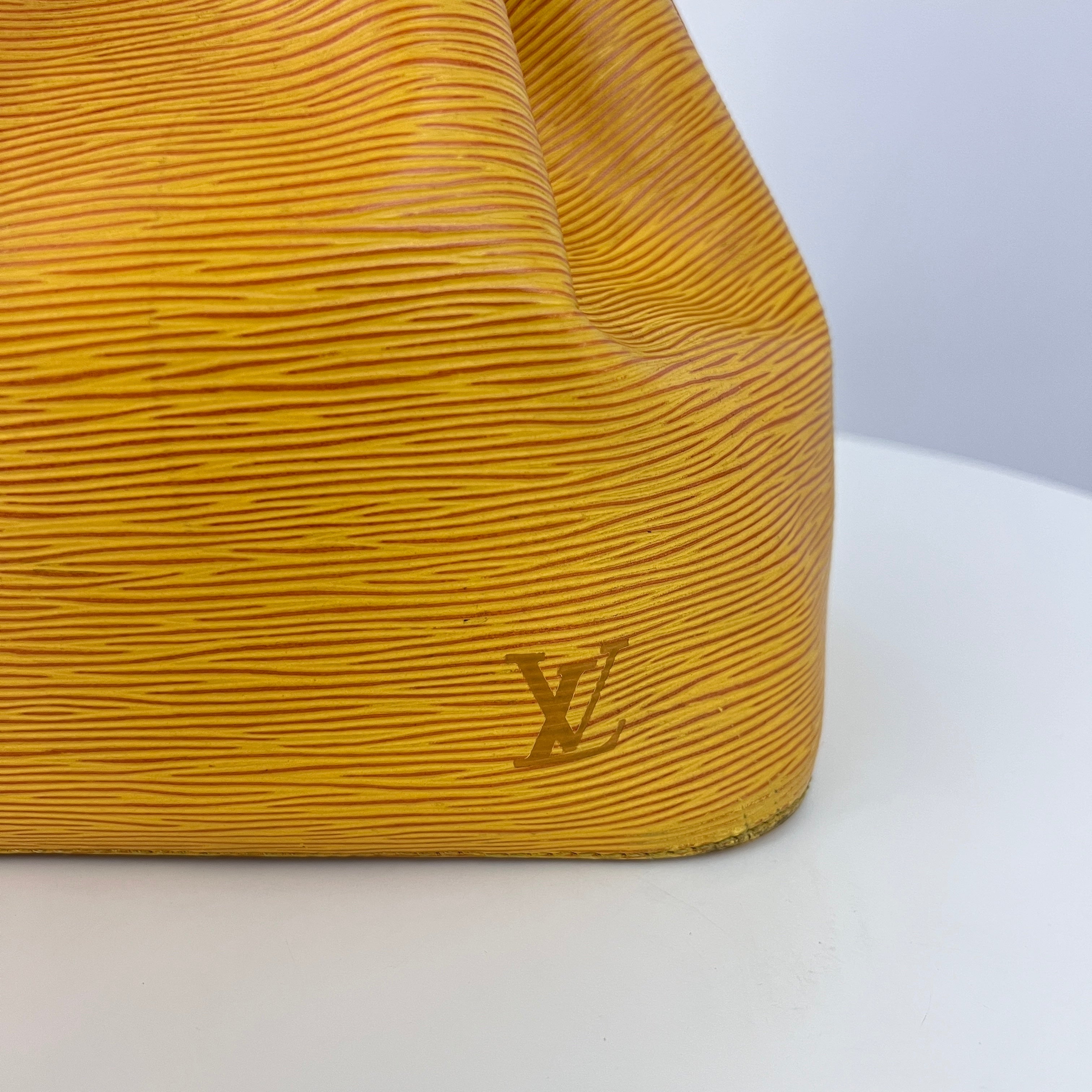 Sac LOUIS VUITTON Noé Petit cuir épi jaune vintage 1995