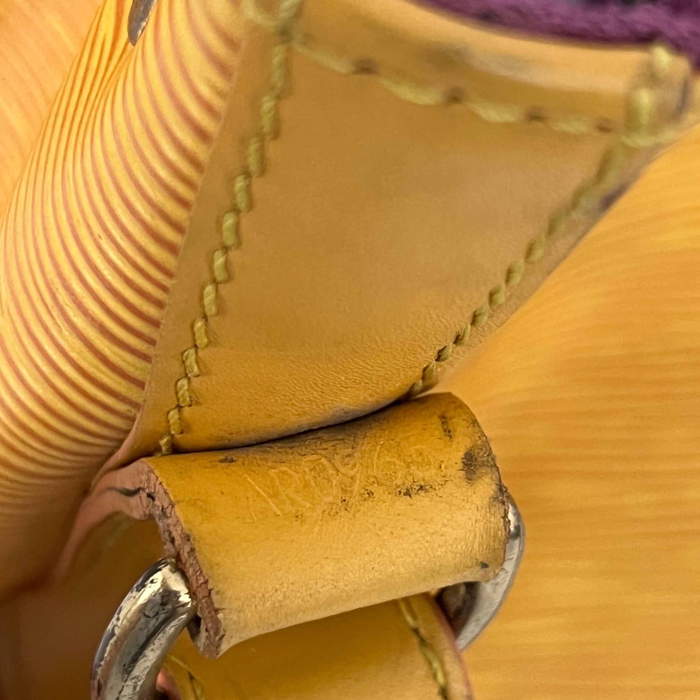 Sac LOUIS VUITTON Noé Petit cuir épi jaune vintage 1995