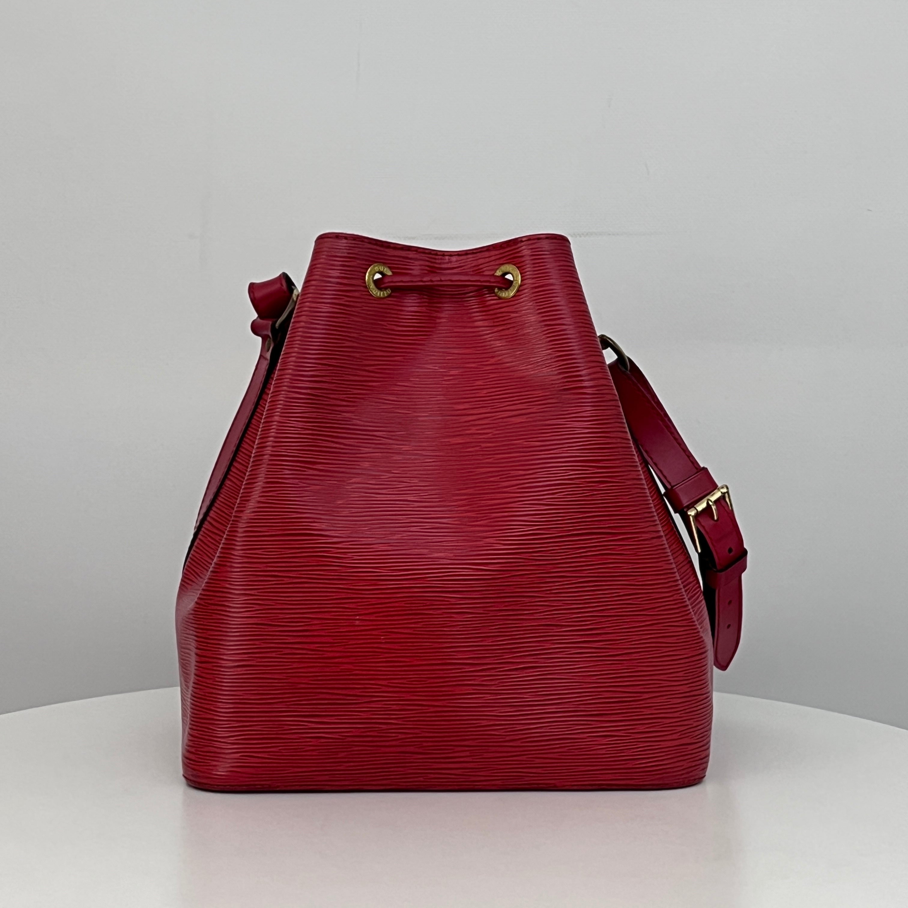 Sac LOUIS VUITTON Noé Petit cuir épi rouge vintage 1995