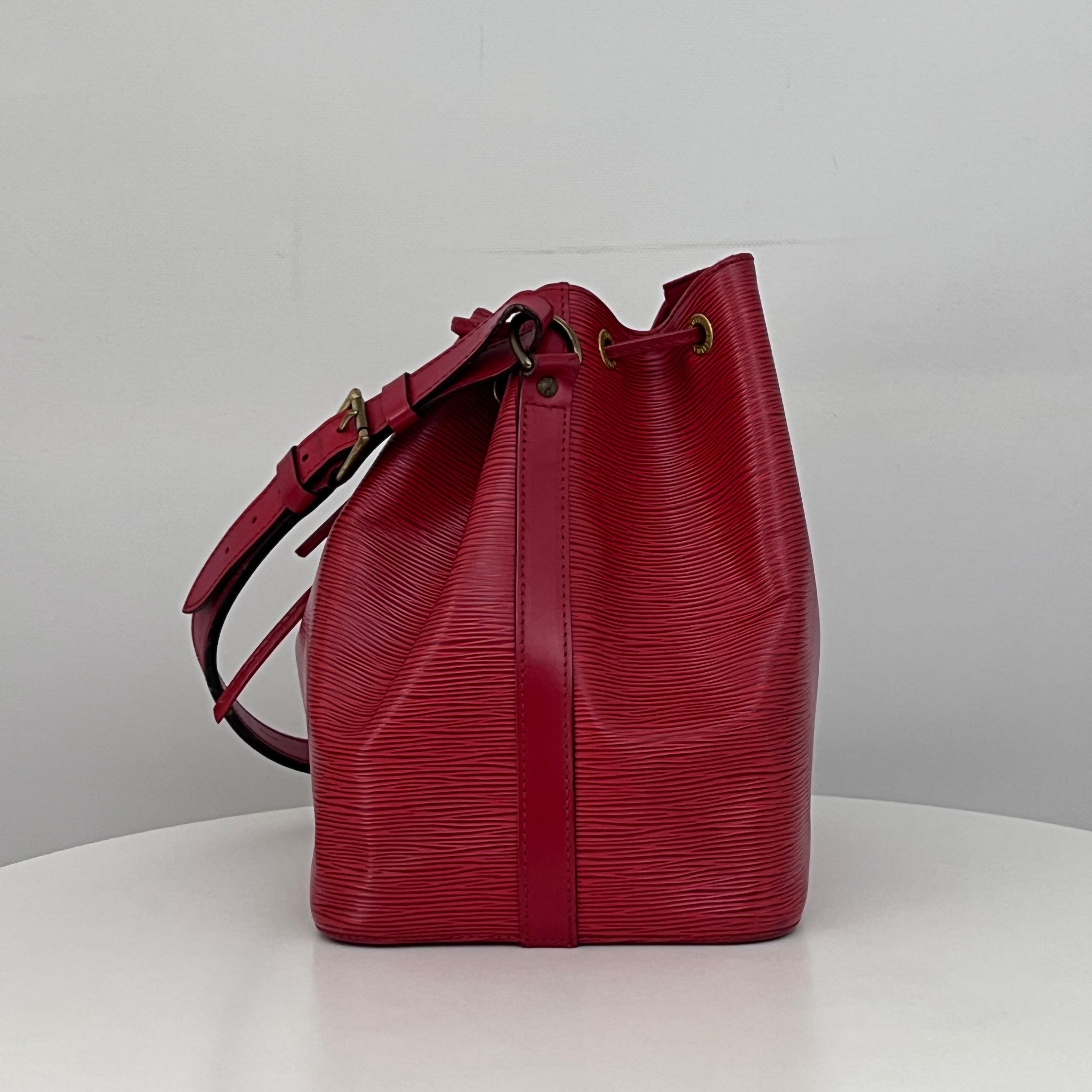 Sac LOUIS VUITTON Noé Petit cuir épi rouge vintage 1995