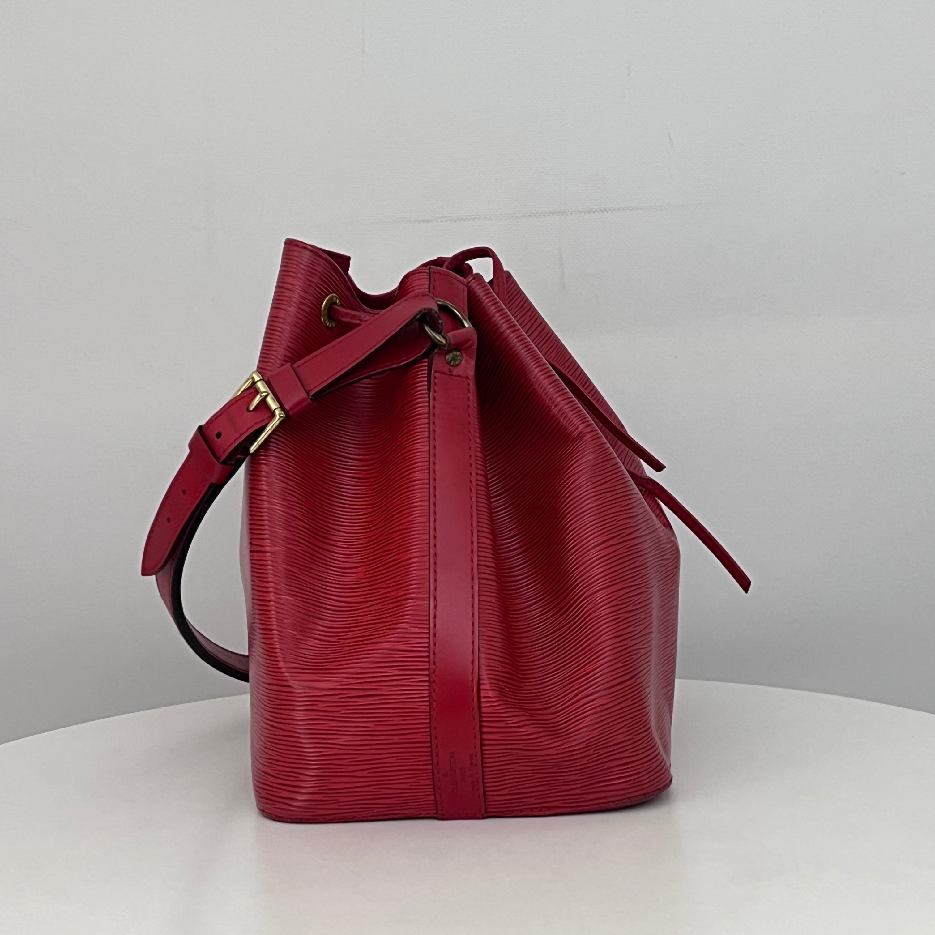 Sac LOUIS VUITTON Noé Petit cuir épi rouge vintage 1995