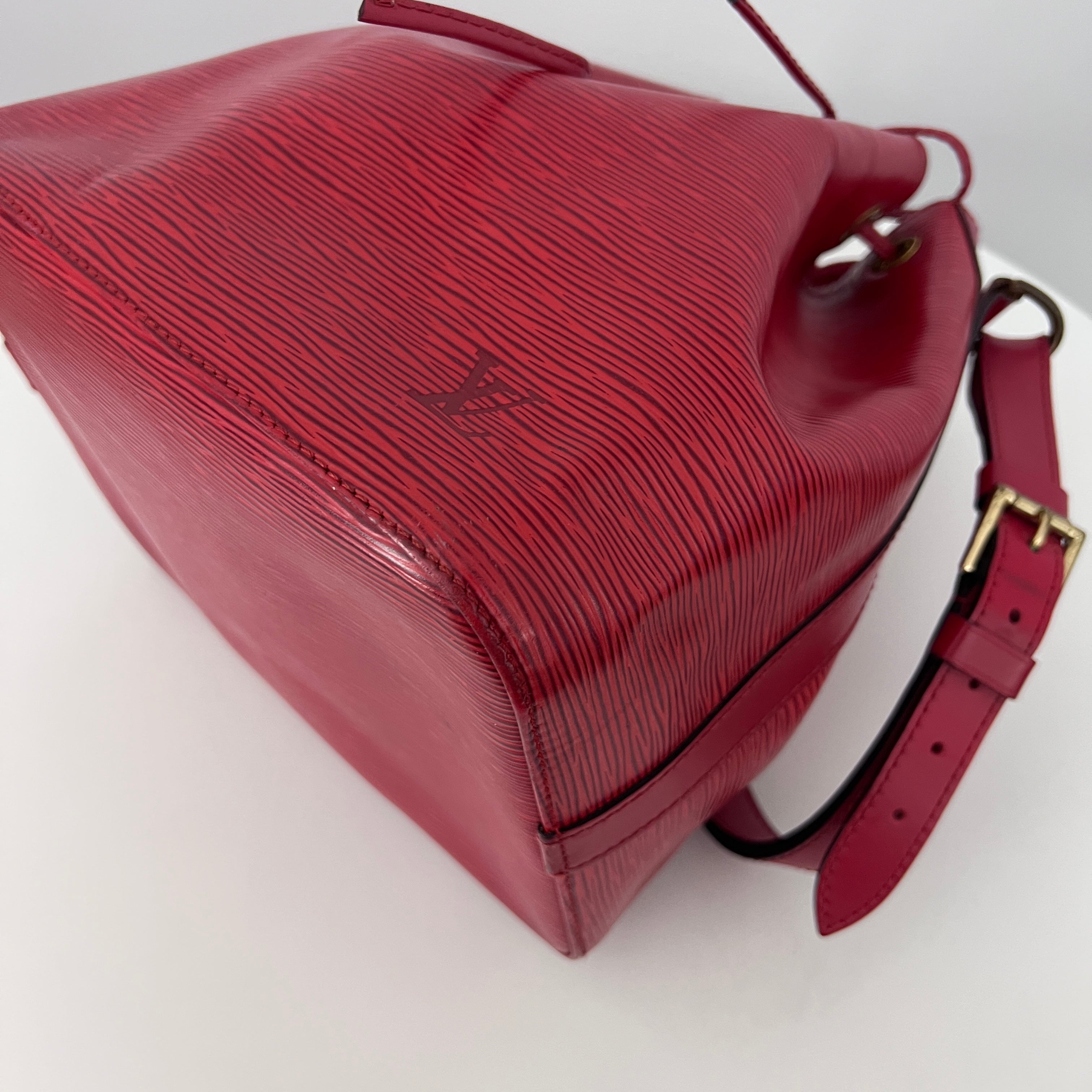 Sac LOUIS VUITTON Noé Petit cuir épi rouge vintage 1995