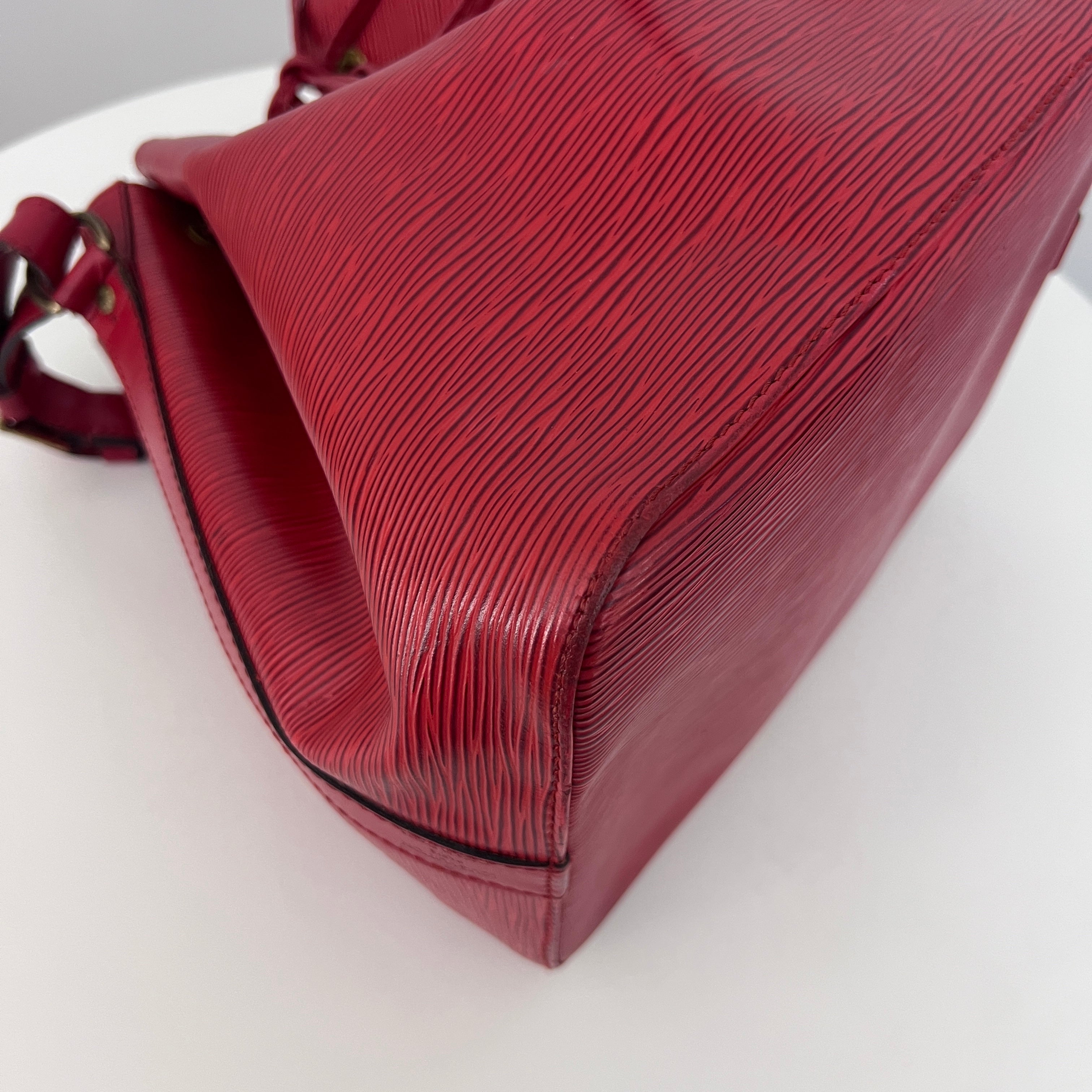 Sac LOUIS VUITTON Noé Petit cuir épi rouge vintage 1995