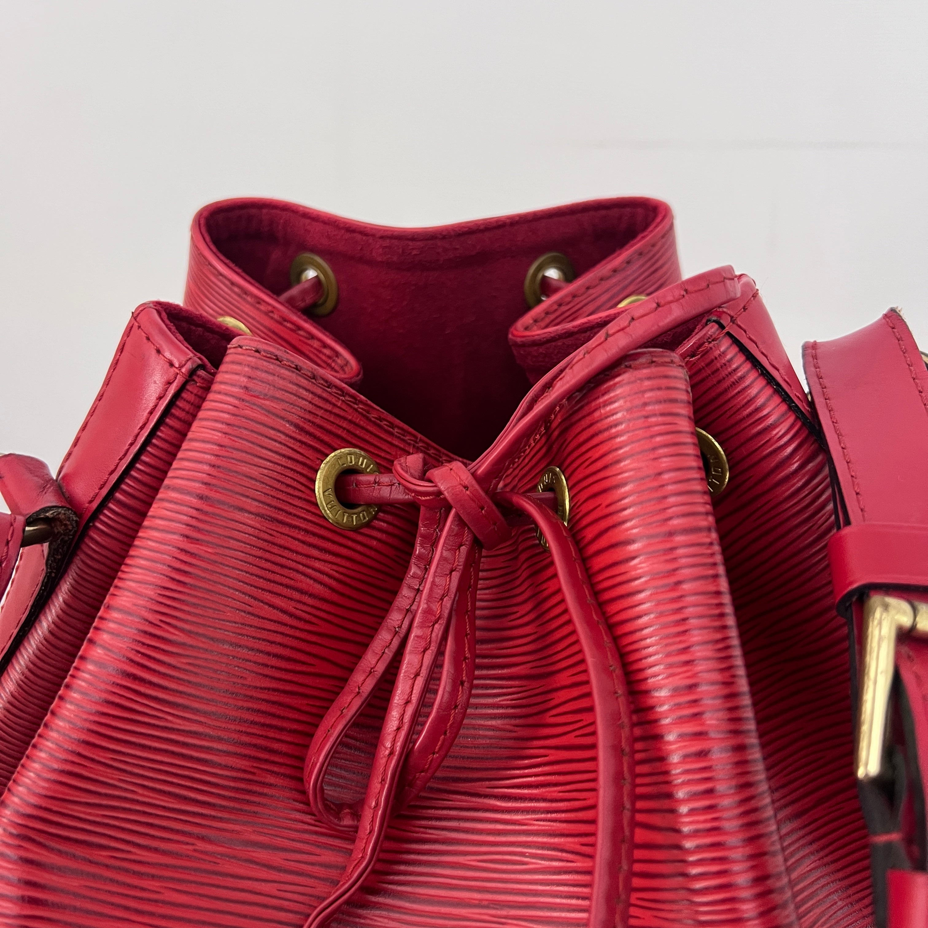 Sac LOUIS VUITTON Noé Petit cuir épi rouge vintage 1995