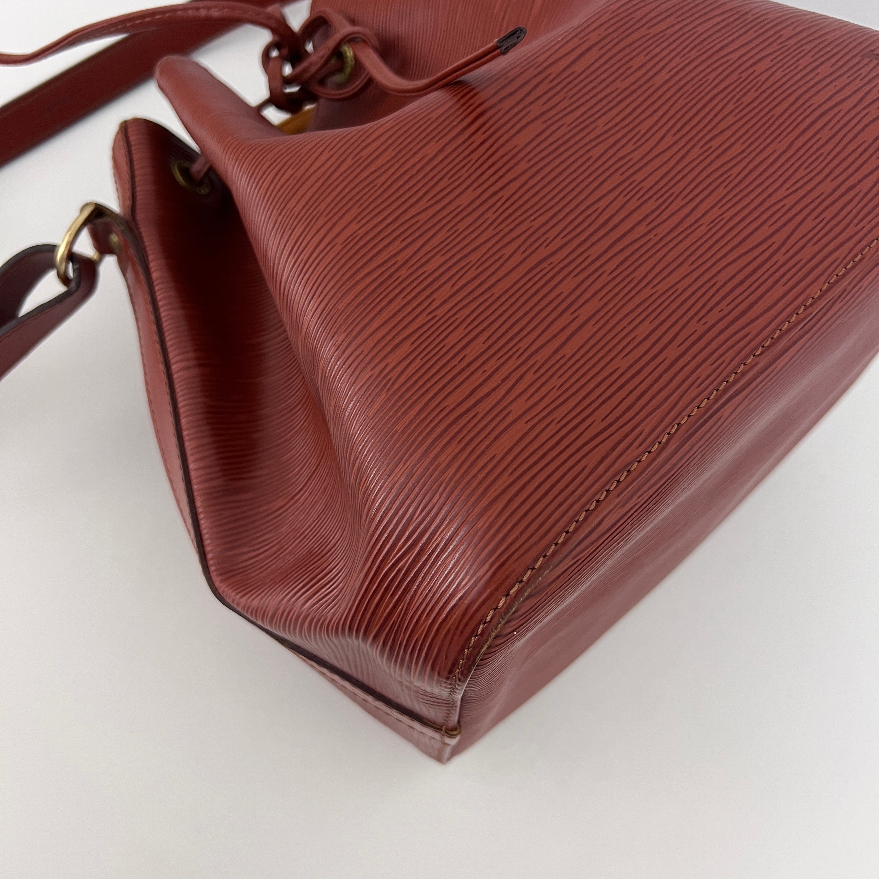 Sac LOUIS VUITTON Noé Petit cuir épi marron vintage 1997