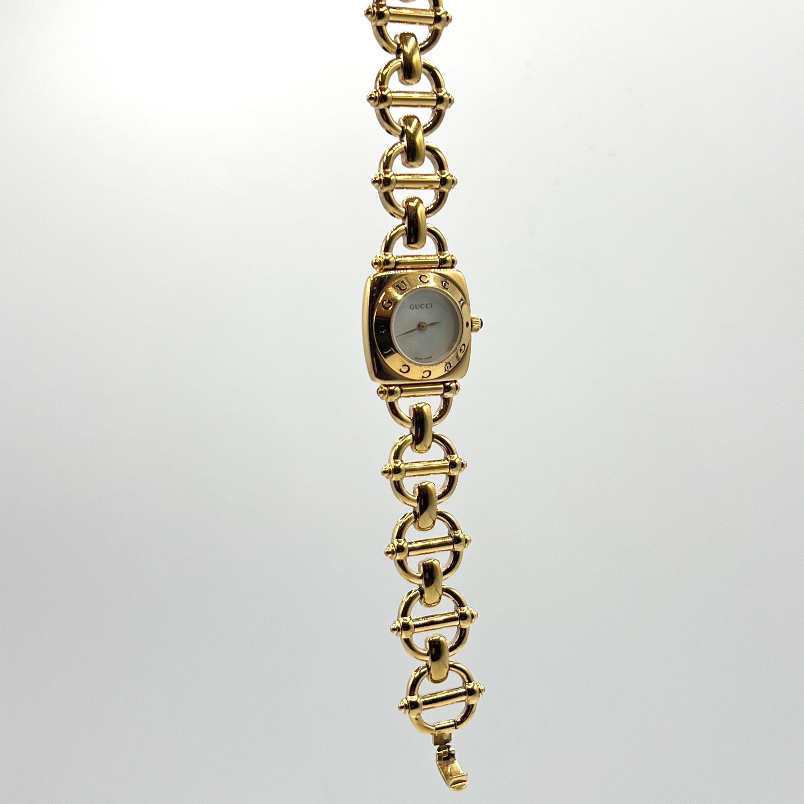 Montre GUCCI 6400 L plaqué or doré