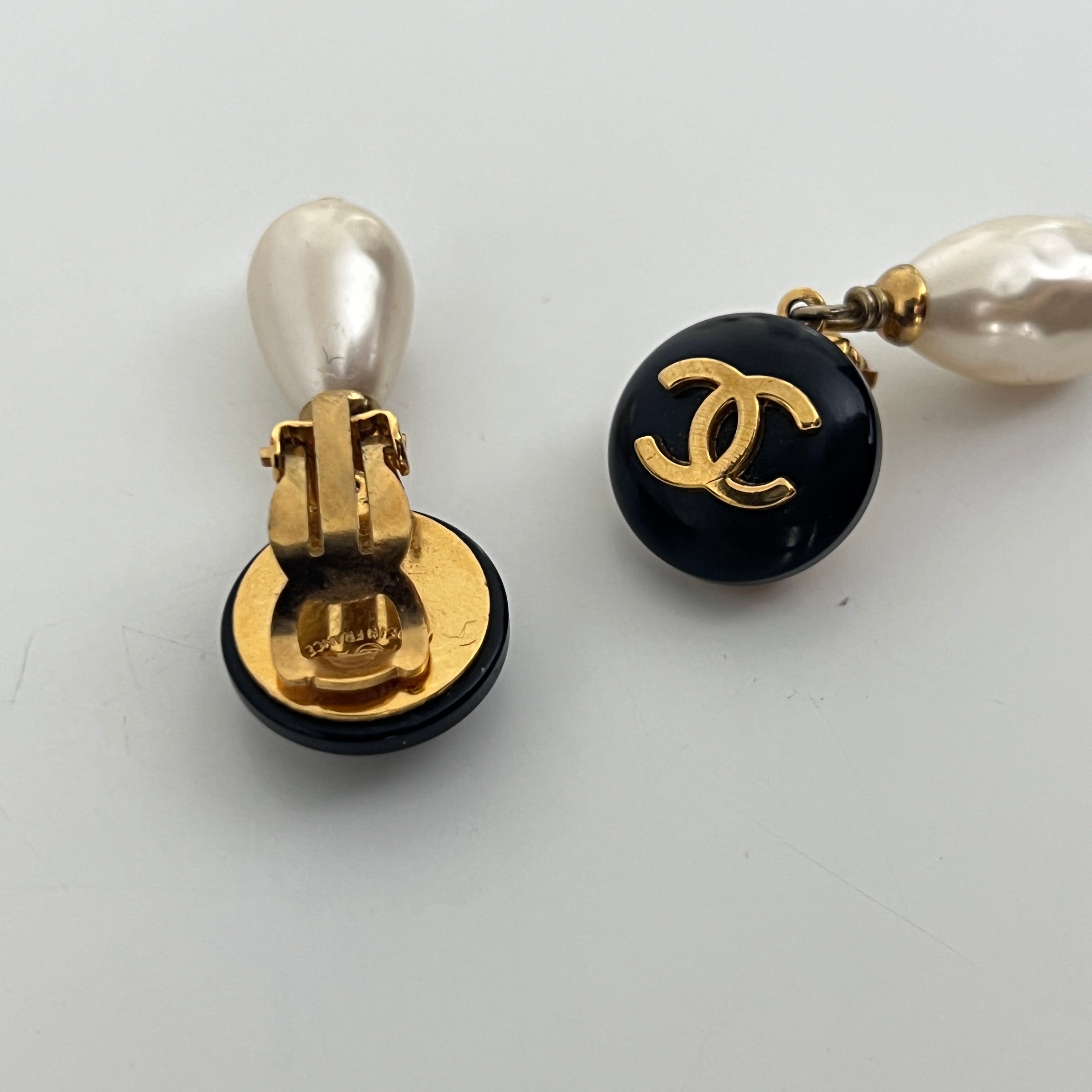 Boucles d'oreilles CHANEL CC Perles Goutte Collection 1997