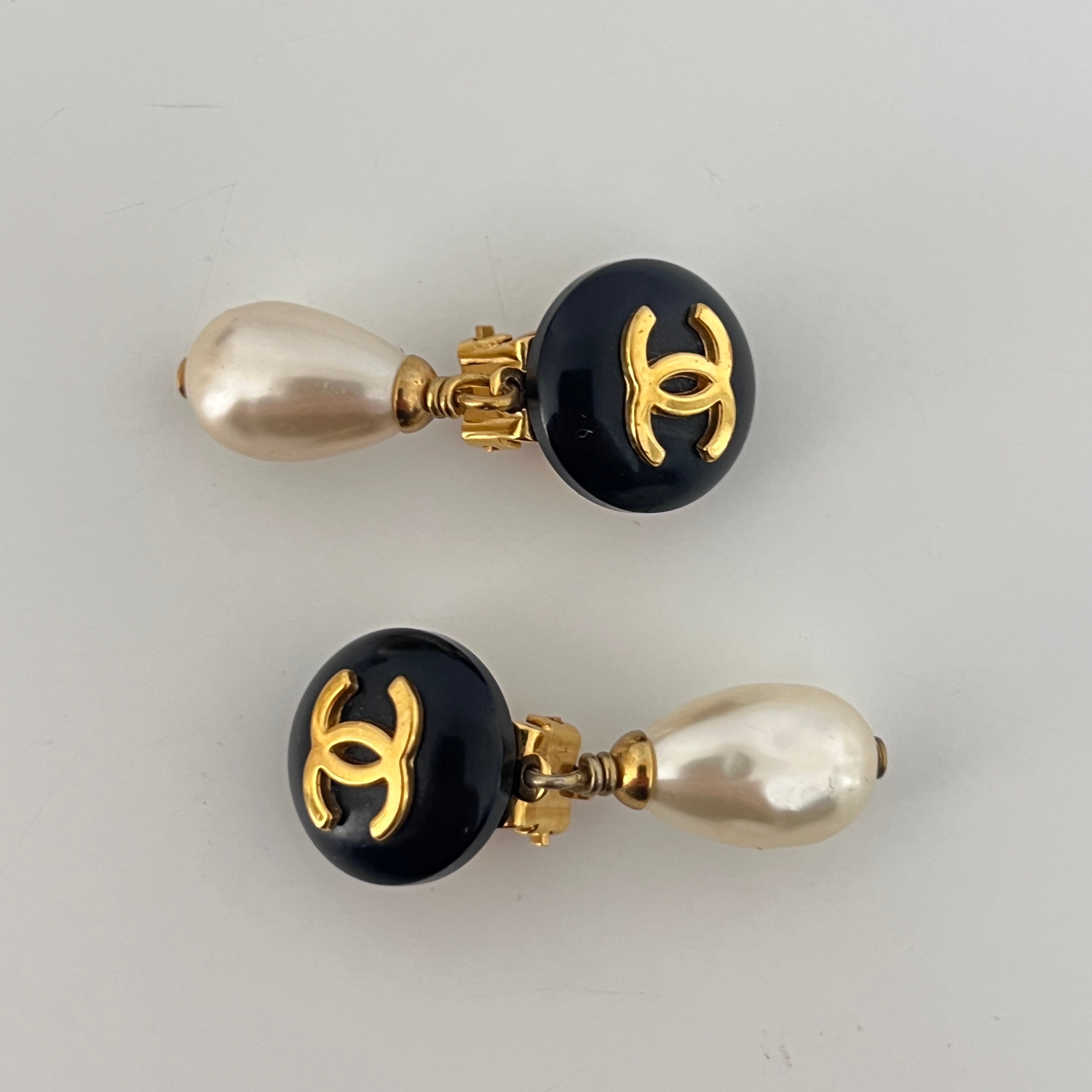 Boucles d'oreilles CHANEL CC Perles Goutte Collection 1997