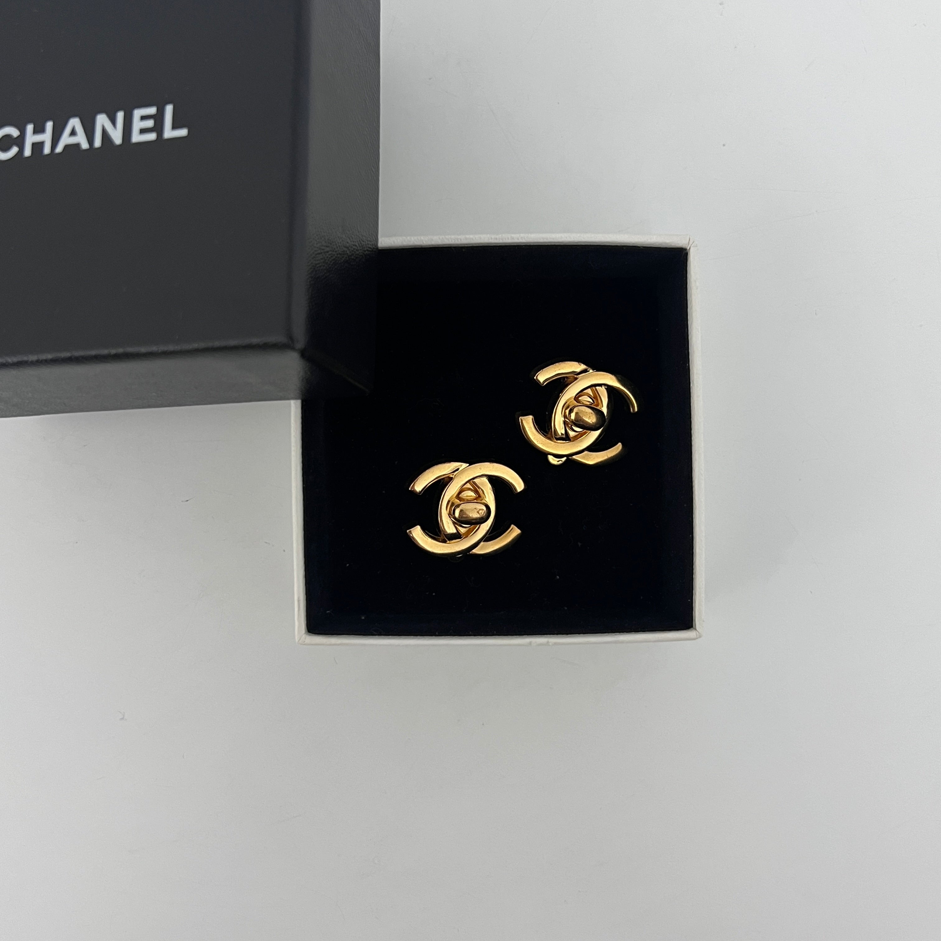 Boucles d'oreilles CHANEL CC Clip On Collection 1996