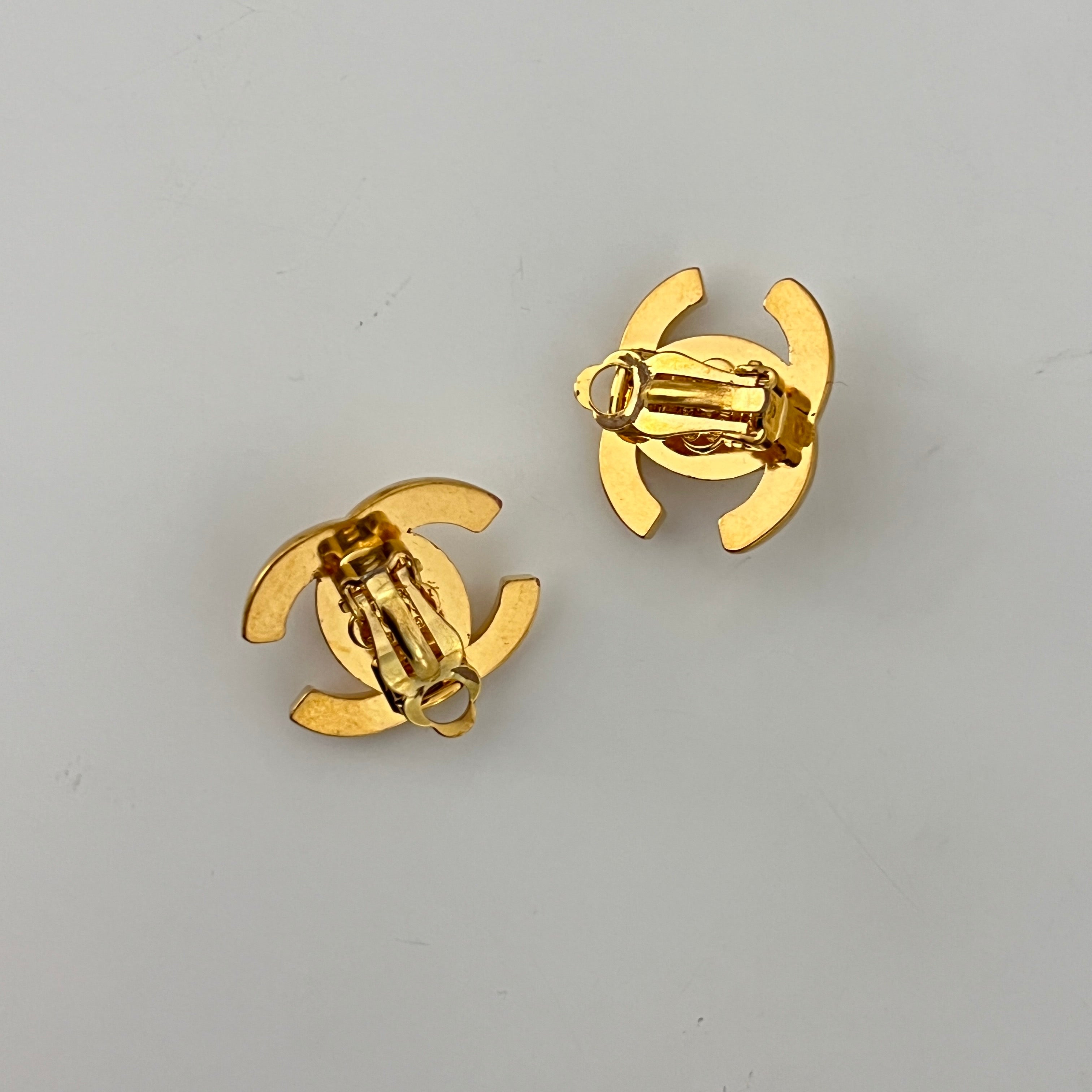 Boucles d'oreilles CHANEL CC Clip On Collection 1996