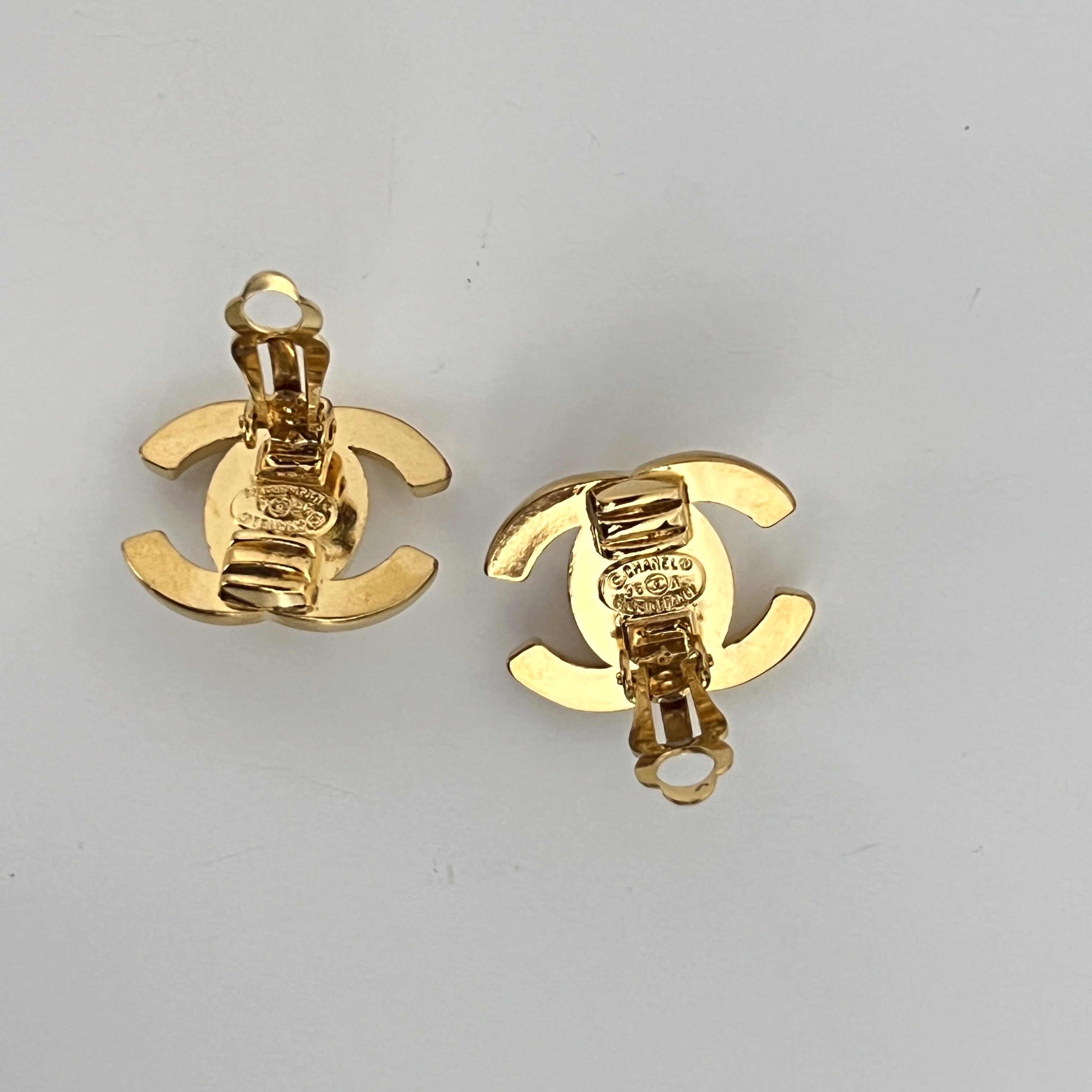 Boucles d'oreilles CHANEL CC Clip On Collection 1996