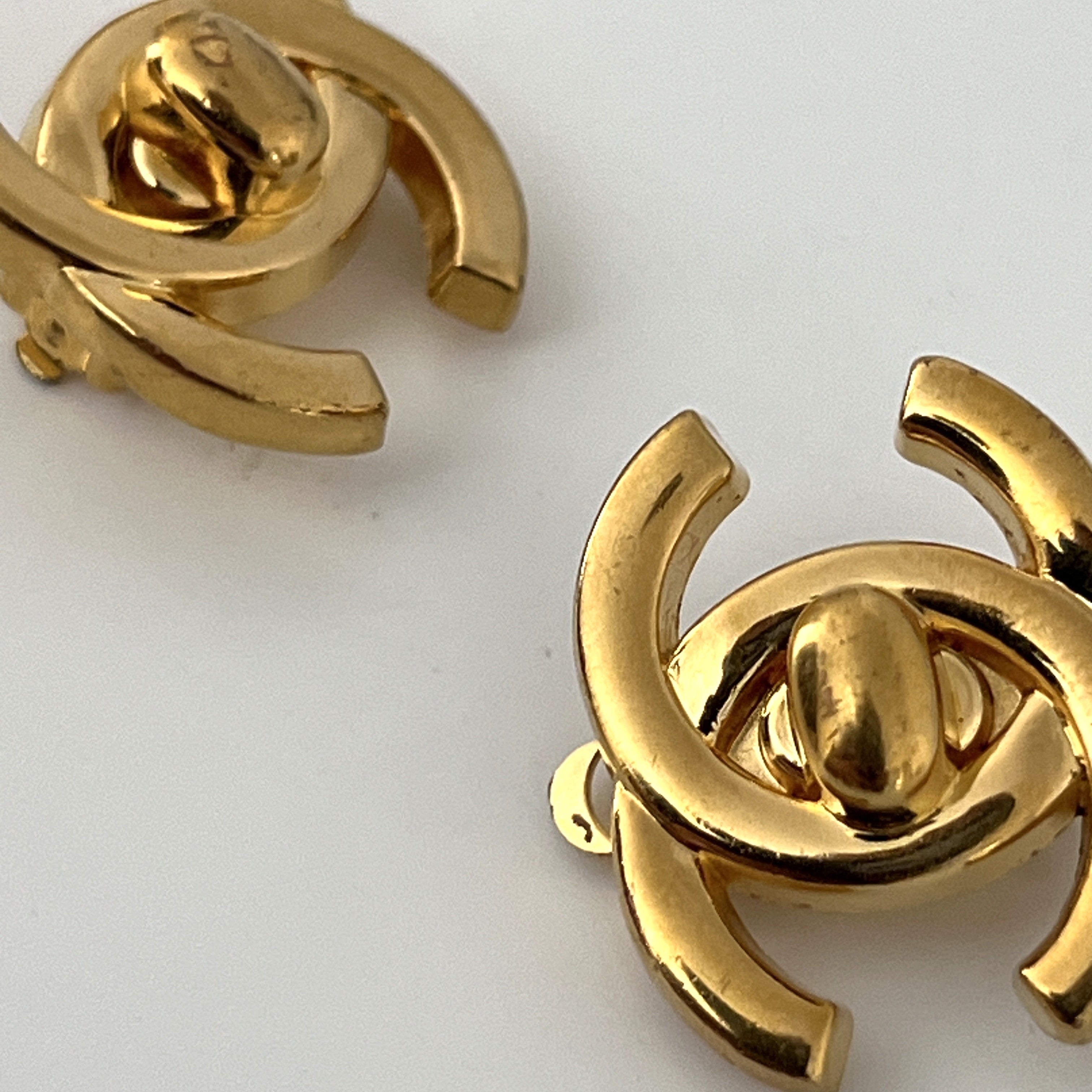 Boucles d'oreilles CHANEL CC Clip On Collection 1996