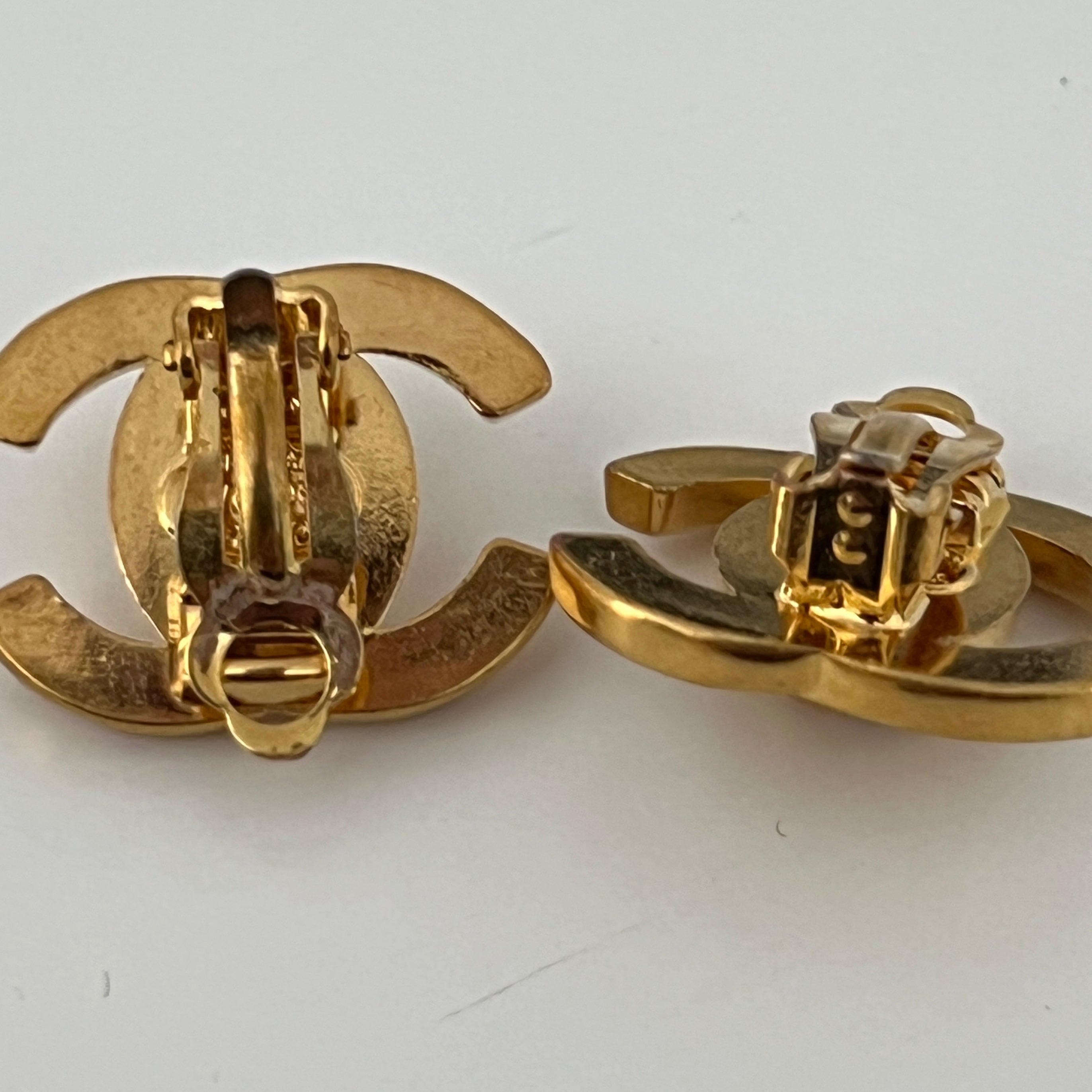 Boucles d'oreilles CHANEL CC Clip On Collection 1996