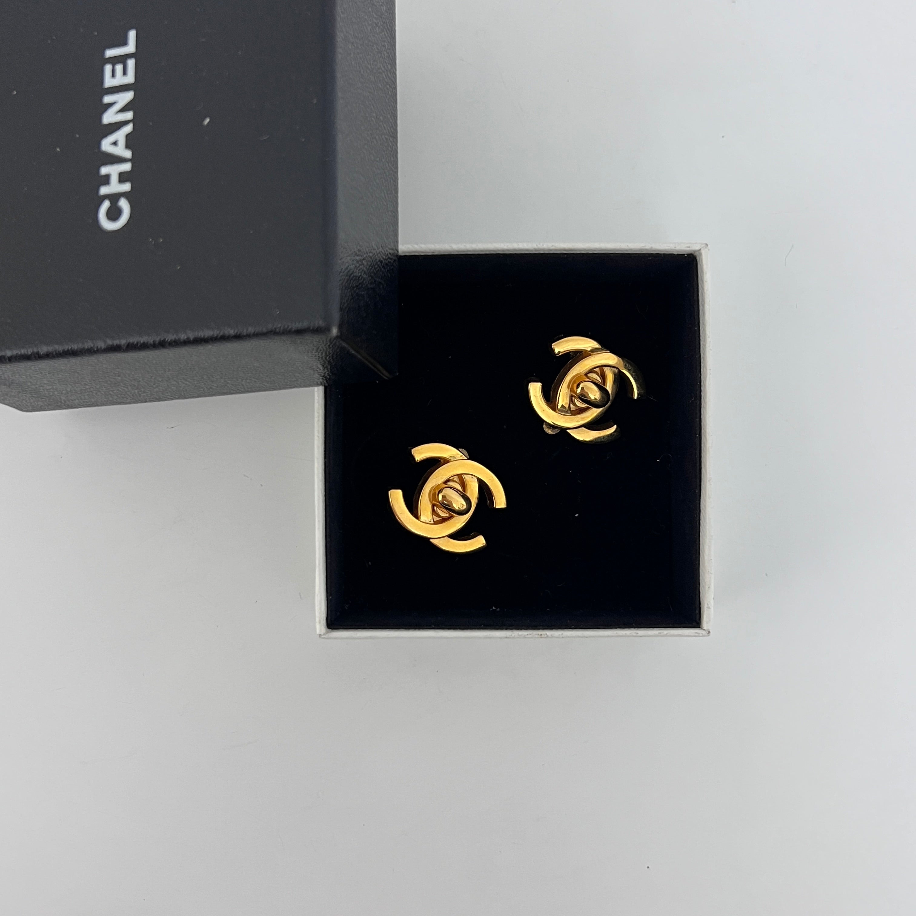 Boucles d'oreilles CHANEL CC Clip On Collection 1995