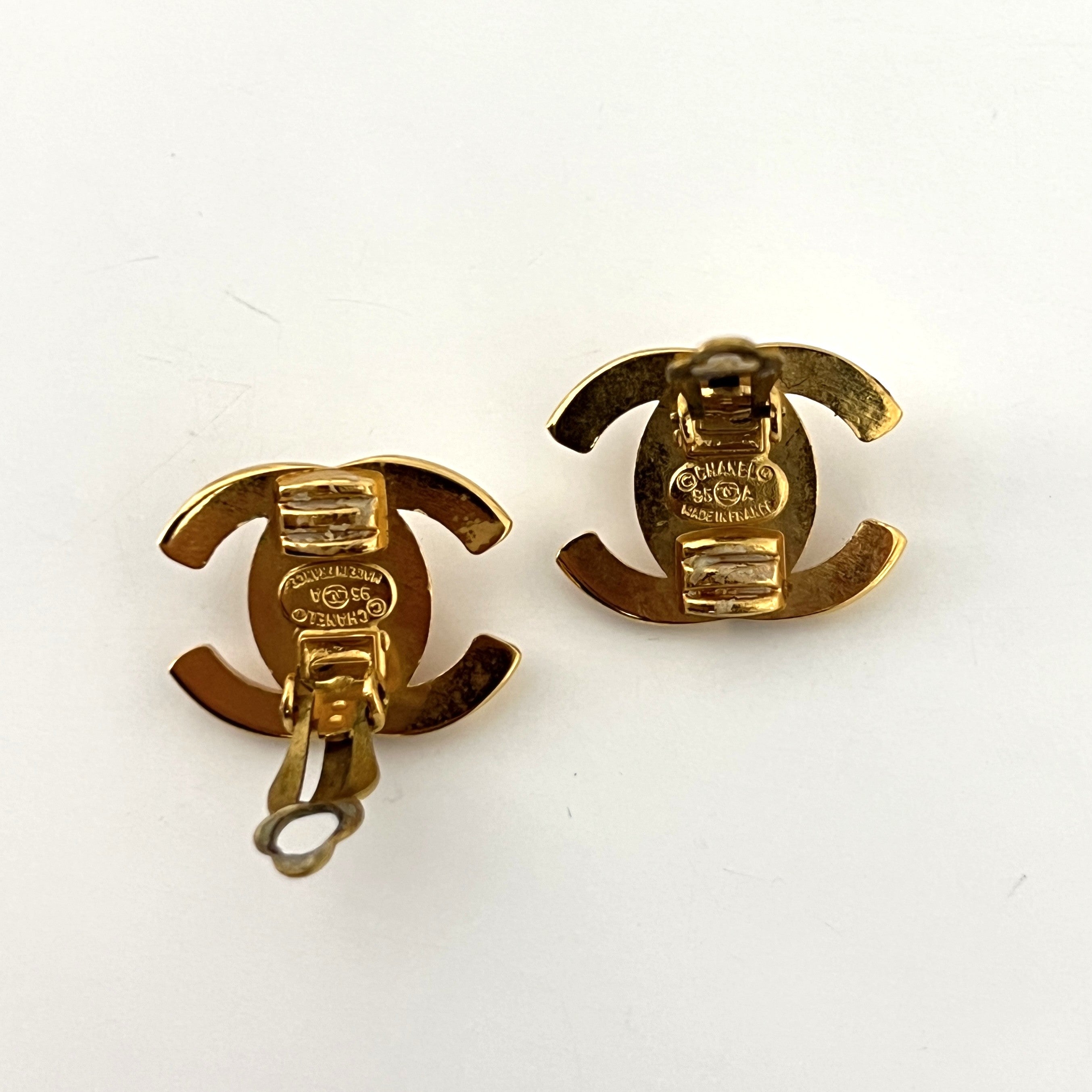 Boucles d'oreilles CHANEL CC Clip On Collection 1995