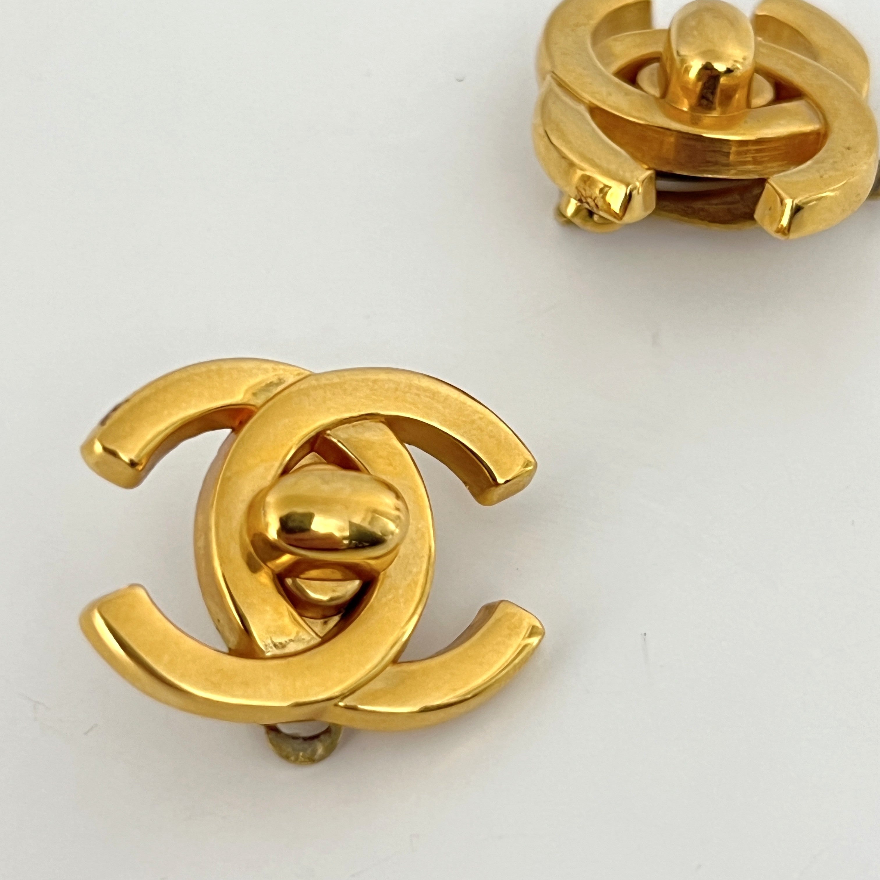Boucles d'oreilles CHANEL CC Clip On Collection 1995