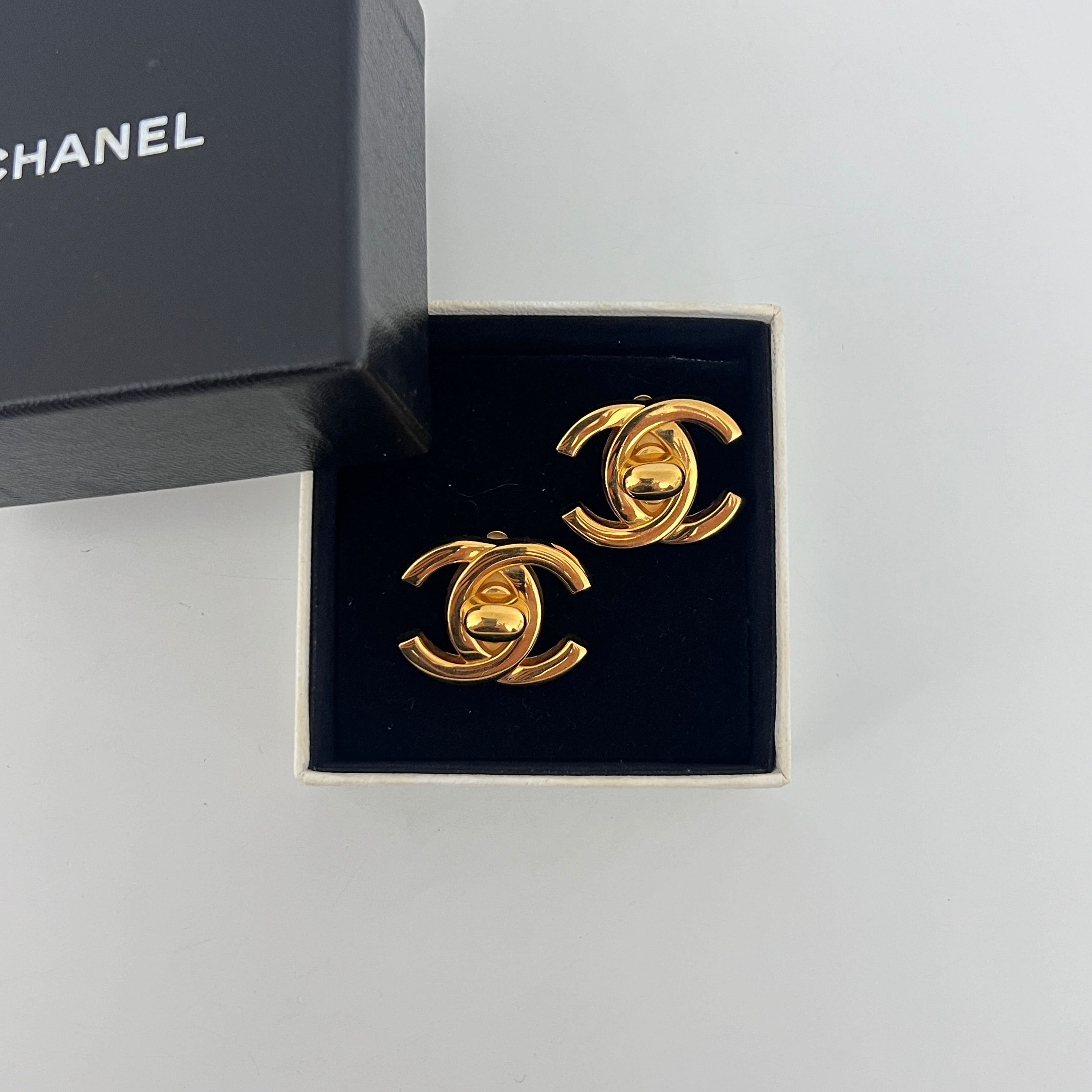 Boucles d'oreilles CHANEL CC Clip On Collection 1996