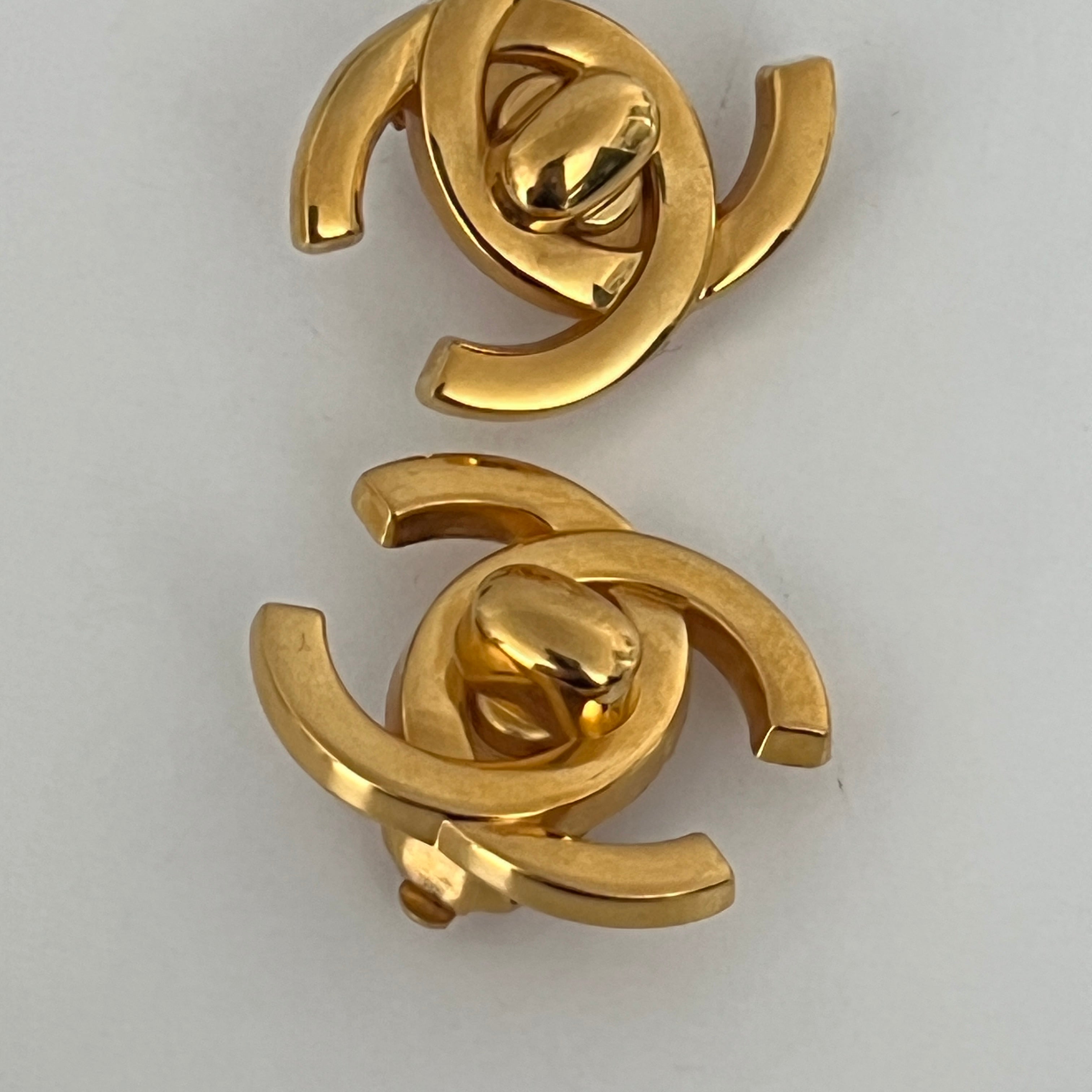 Boucles d'oreilles CHANEL CC Clip On Collection 1996