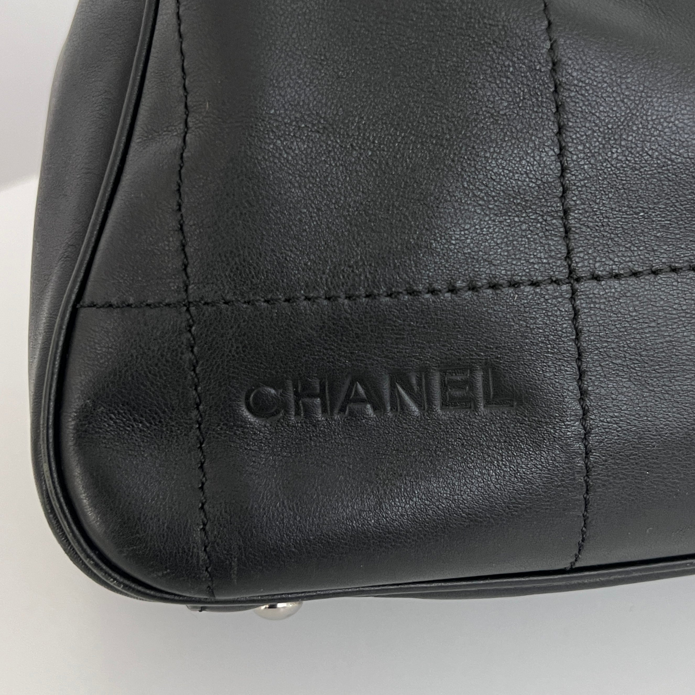 Sac CHANEL Boston Chocolate Bar cuir d'agneau noir vintage 2002-2003