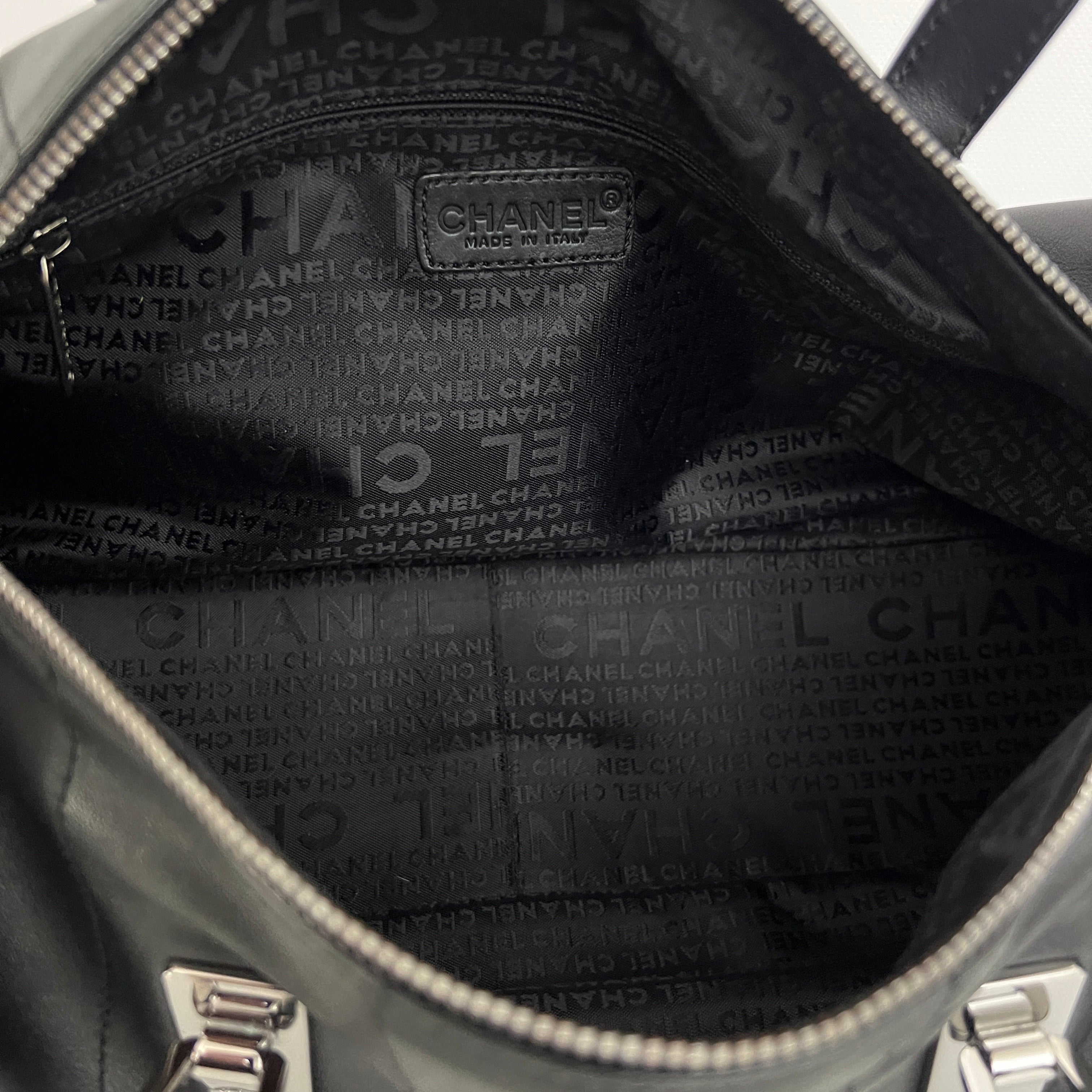 Sac CHANEL Boston Chocolate Bar cuir d'agneau noir vintage 2002-2003