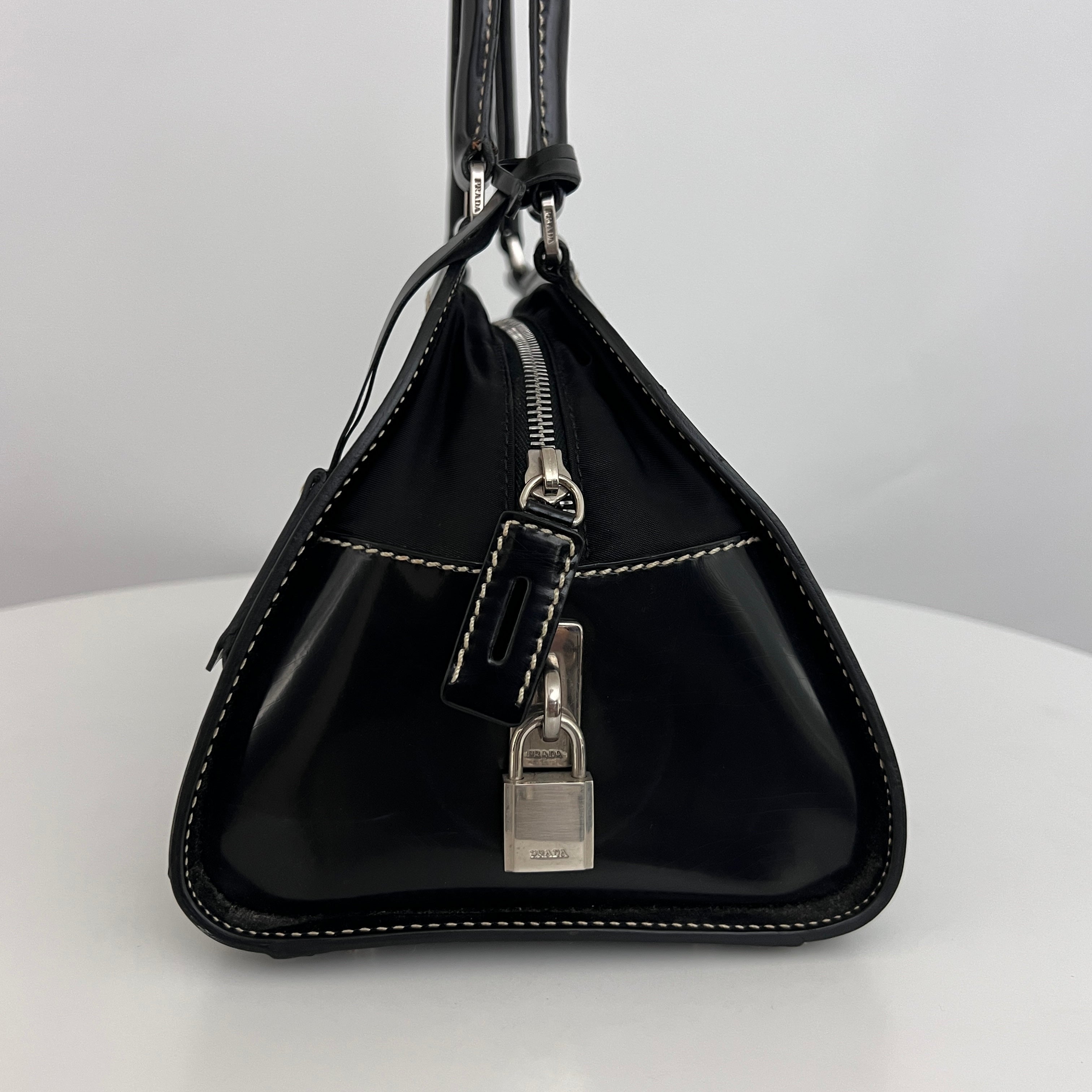 Sac PRADA Boston triangle nylon et cuir verni noir