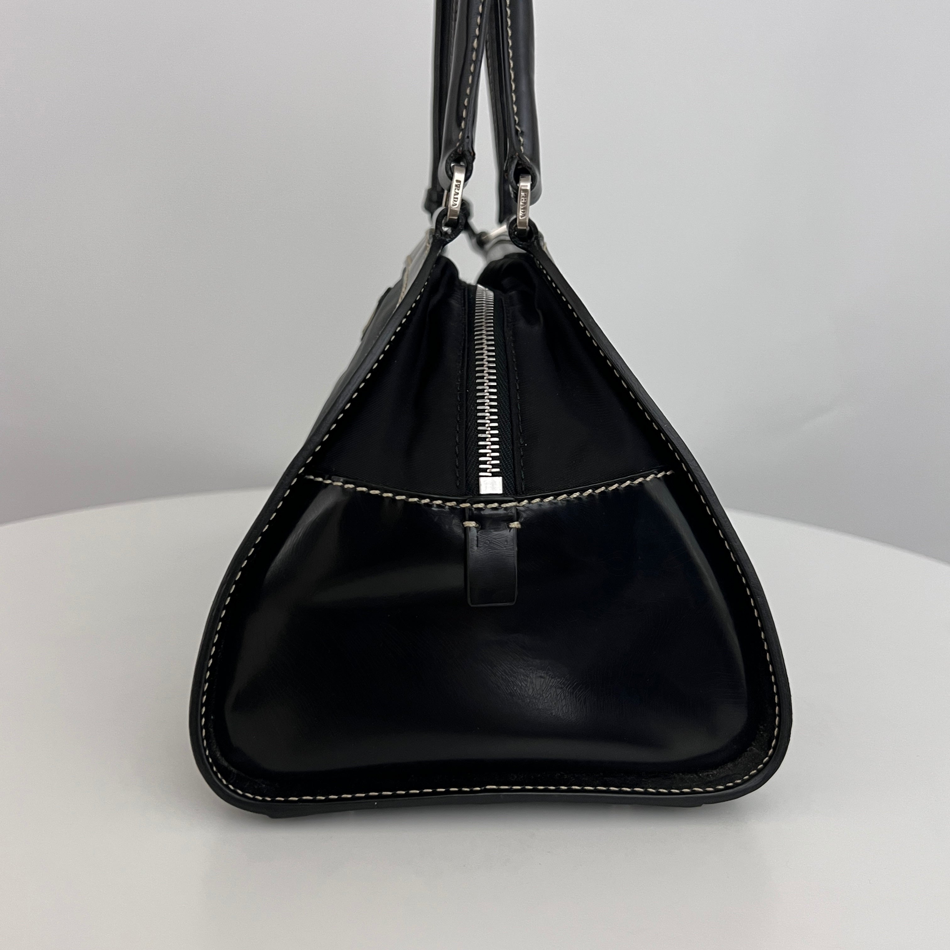 Sac PRADA Boston triangle nylon et cuir verni noir