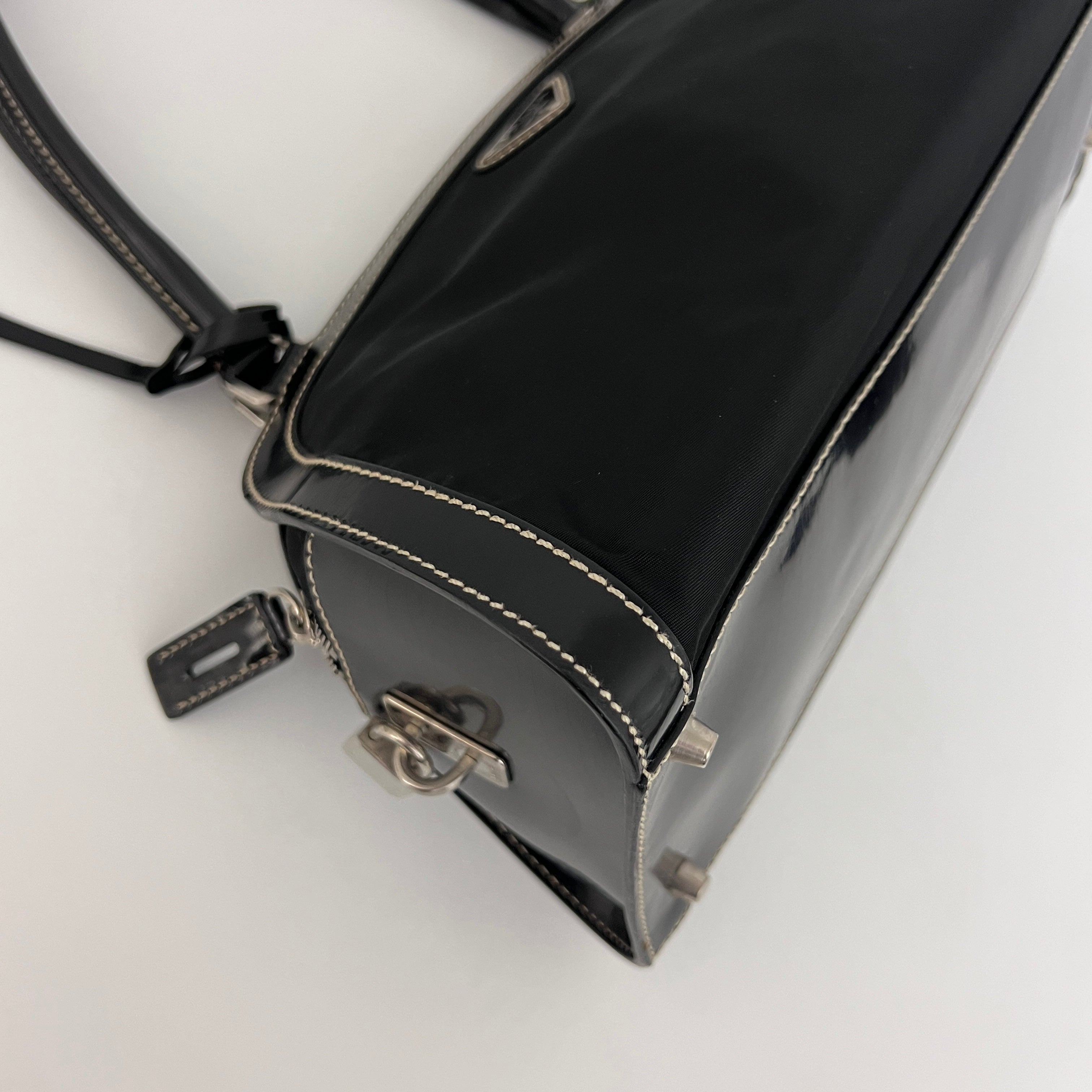 Sac PRADA Boston triangle nylon et cuir verni noir