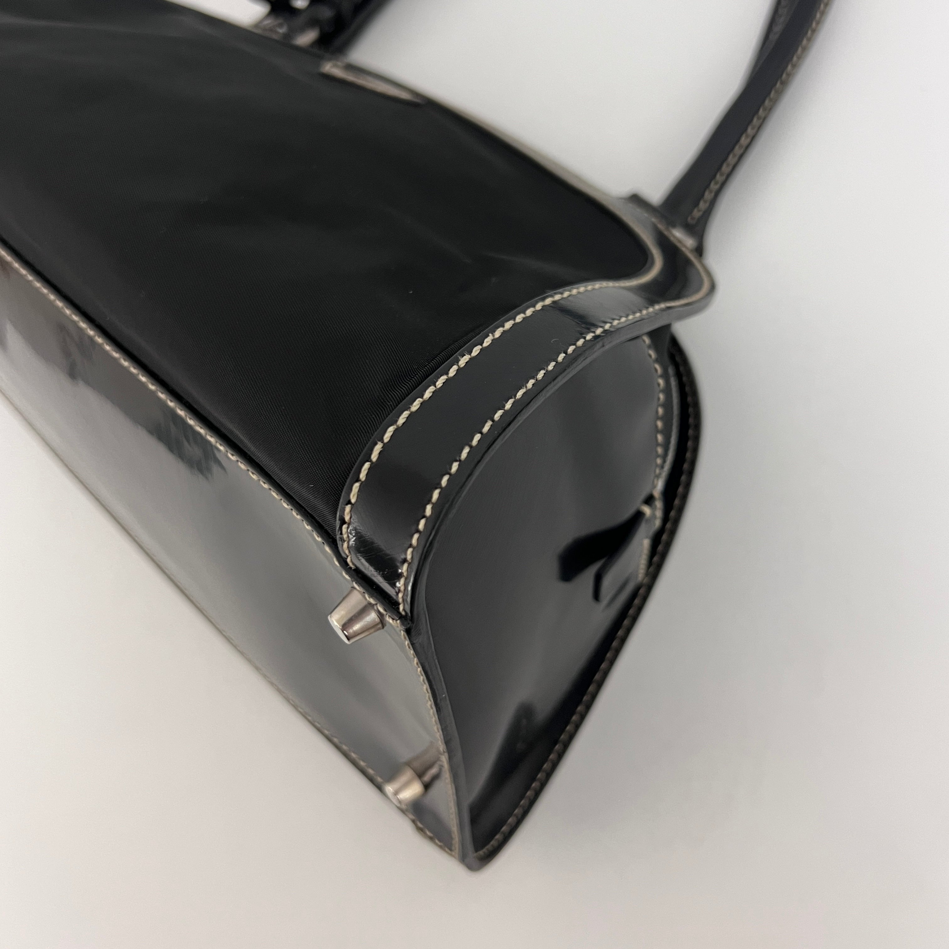 Sac PRADA Boston triangle nylon et cuir verni noir