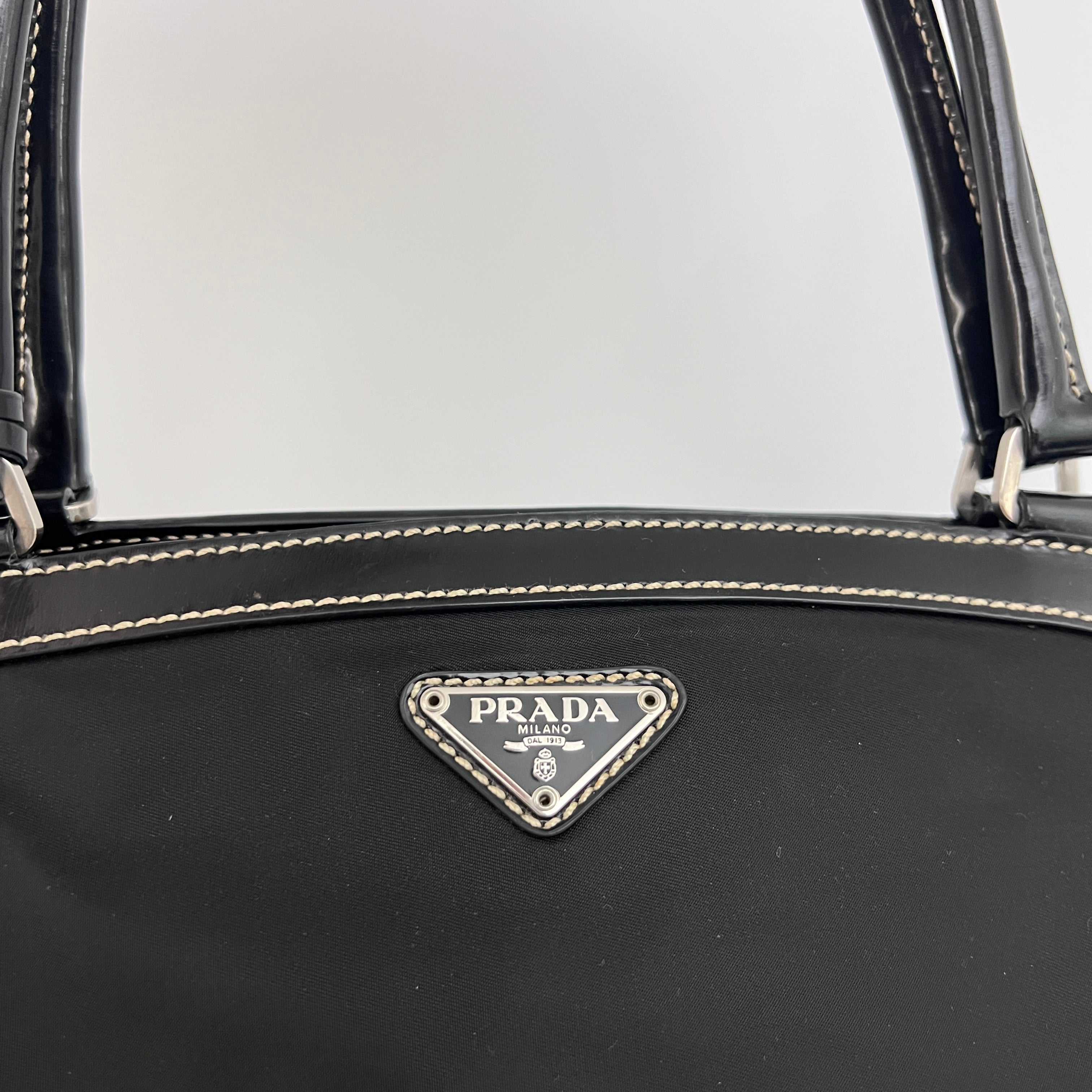 Sac PRADA Boston triangle nylon et cuir verni noir