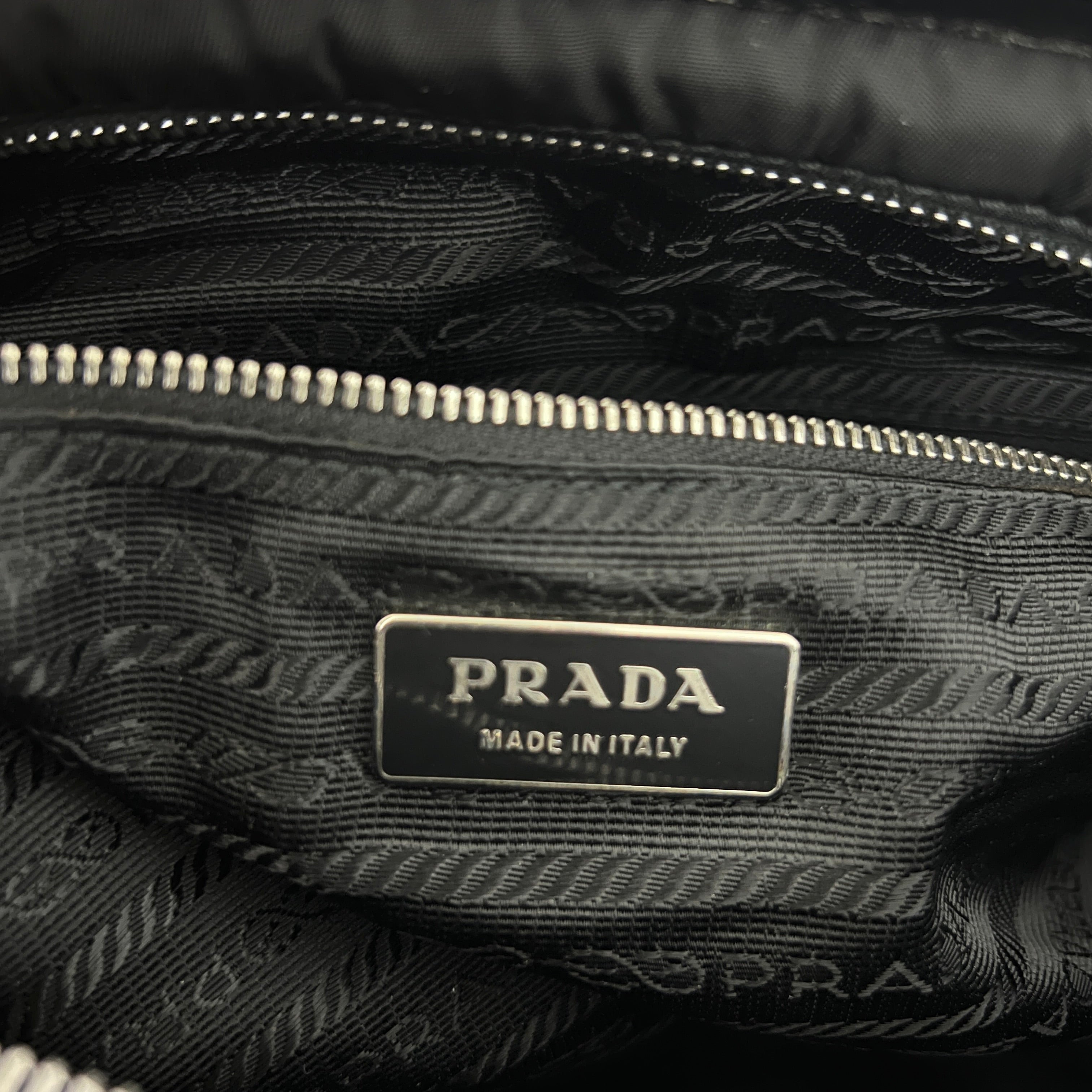 Sac PRADA Boston triangle nylon et cuir verni noir