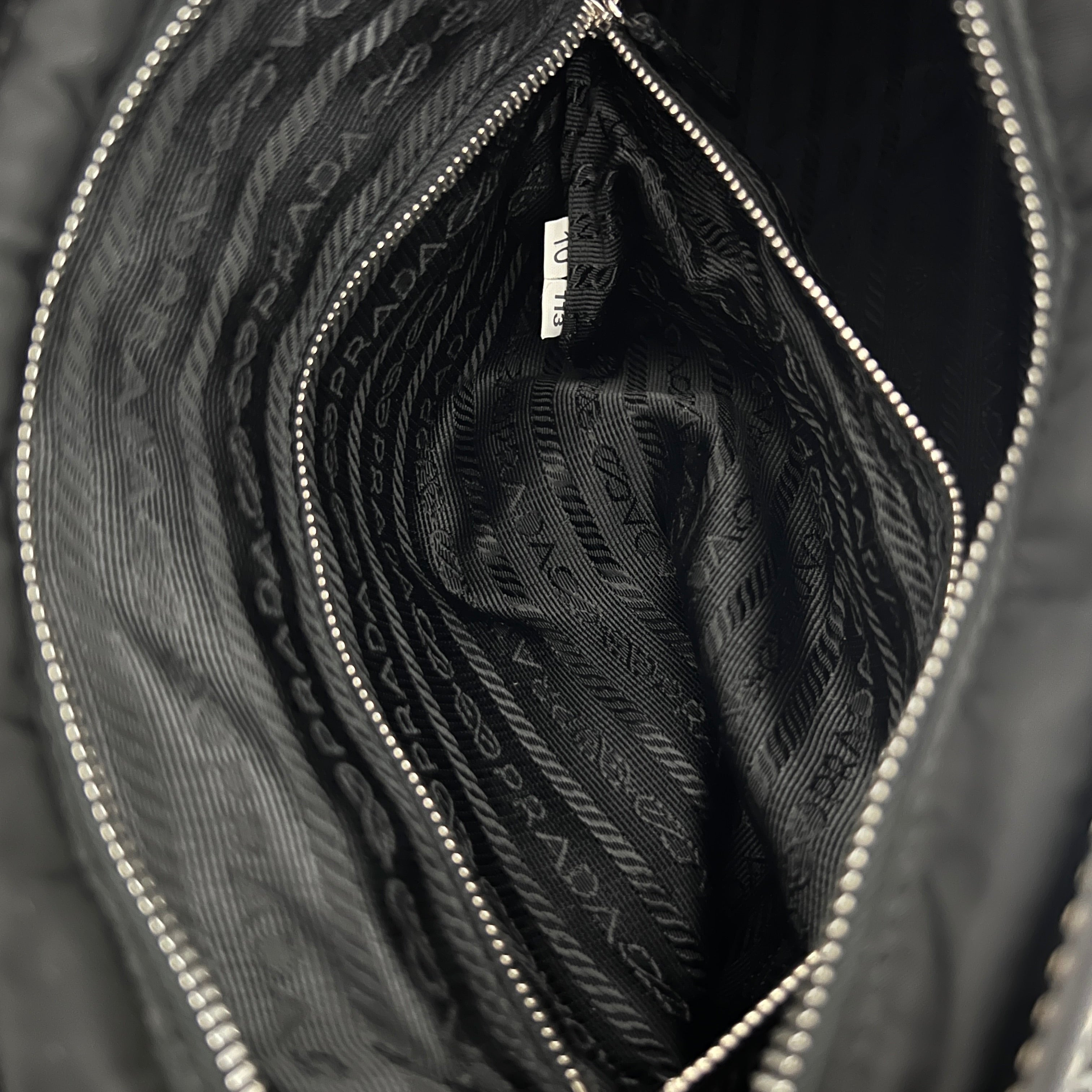Sac PRADA Boston triangle nylon et cuir verni noir