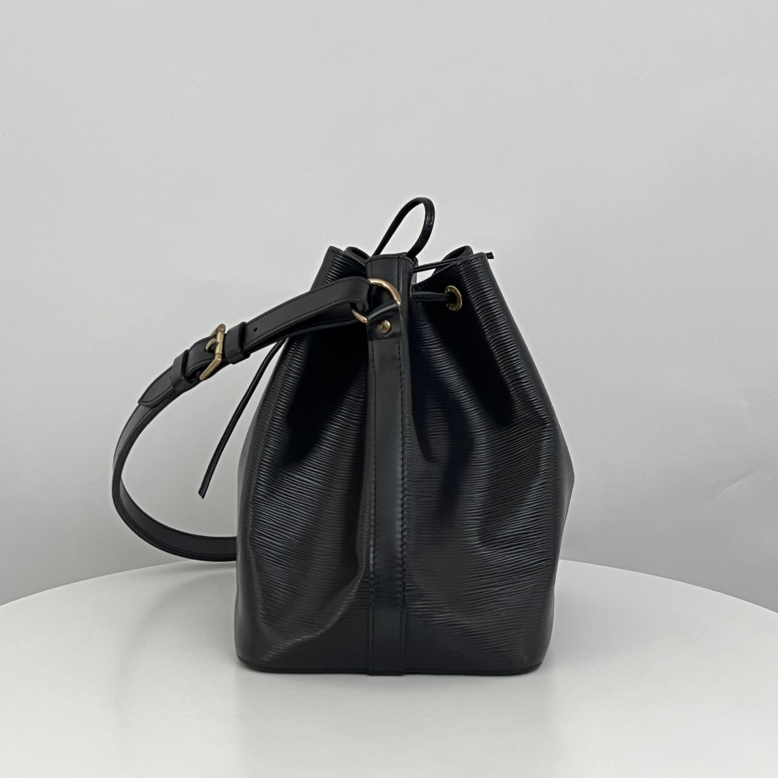 Sac LOUIS VUITTON Noé Petit cuir épi noir vintage 1995