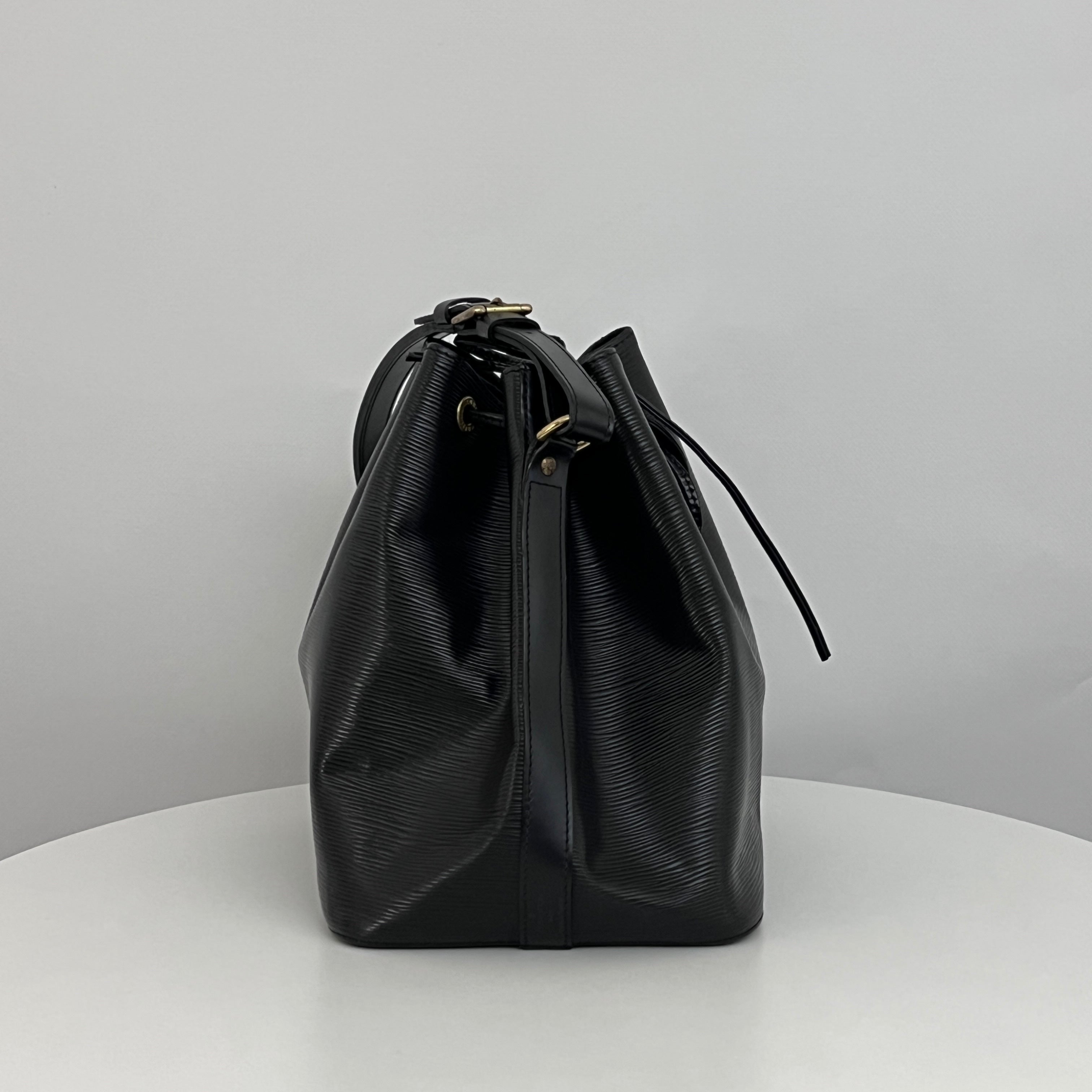 Sac LOUIS VUITTON Noé Petit cuir épi noir vintage 1995
