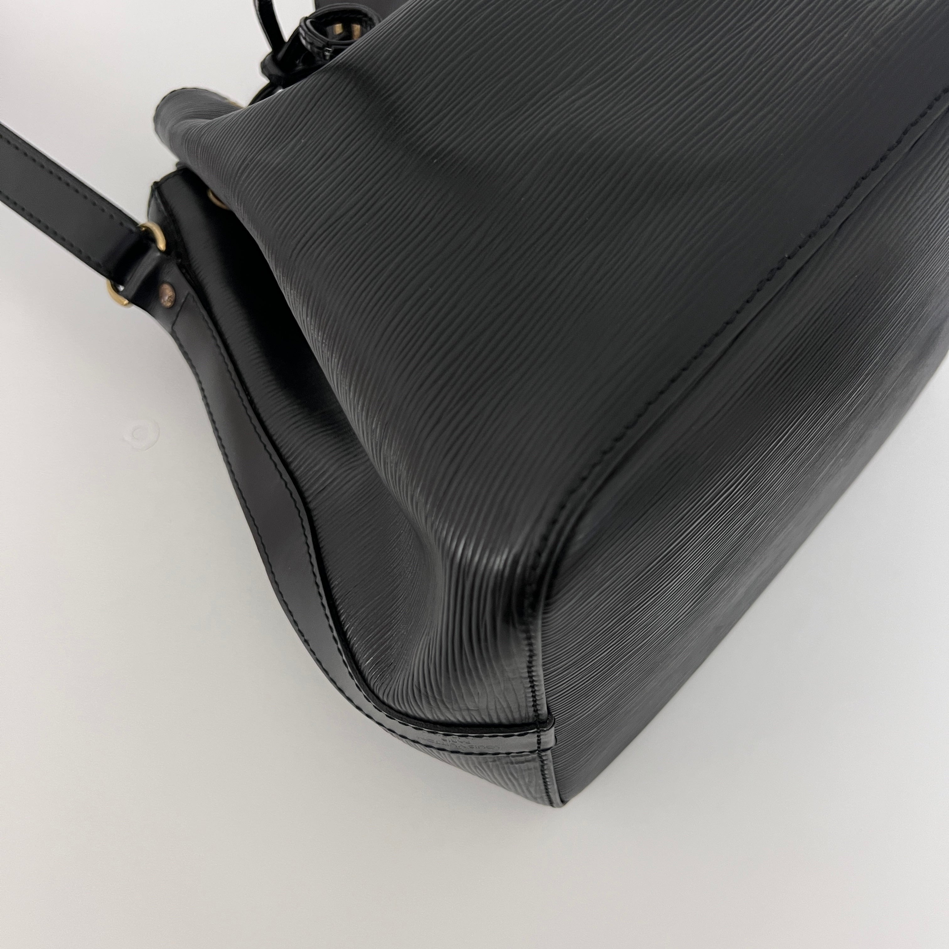 Sac LOUIS VUITTON Noé Petit cuir épi noir vintage 1995