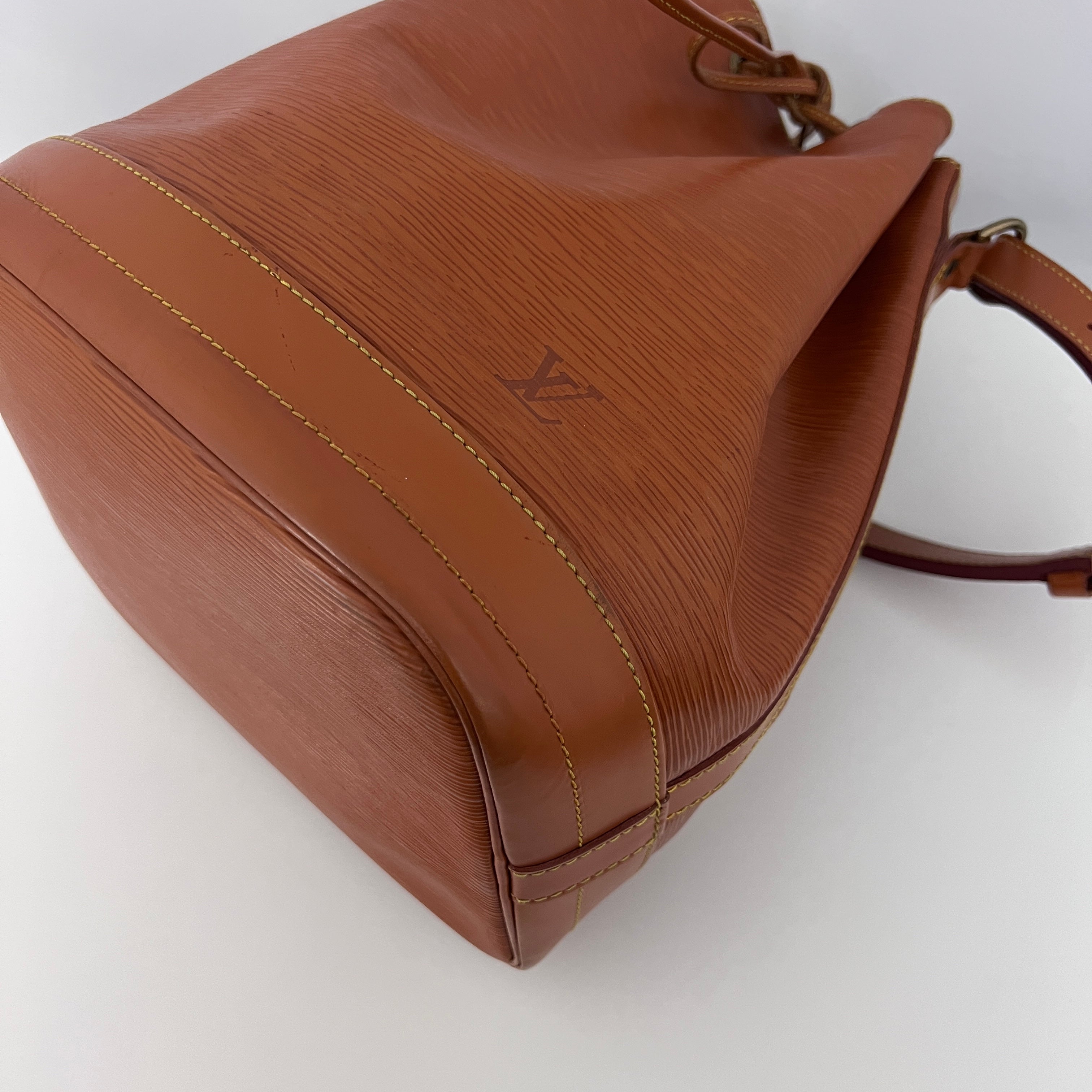 Sac LOUIS VUITTON Noé Grand cuir épi marron vintage 1994