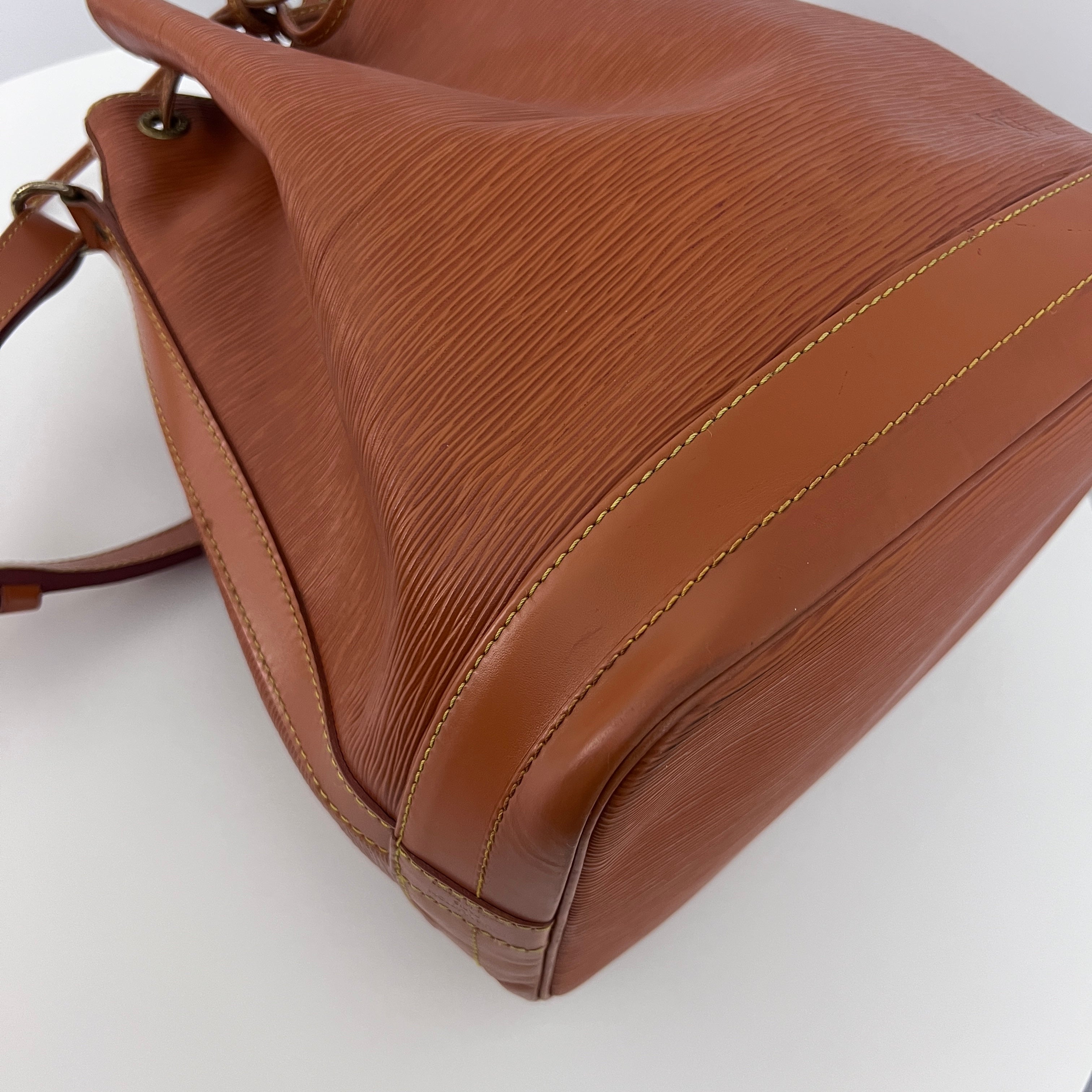 Sac LOUIS VUITTON Noé Grand cuir épi marron vintage 1994