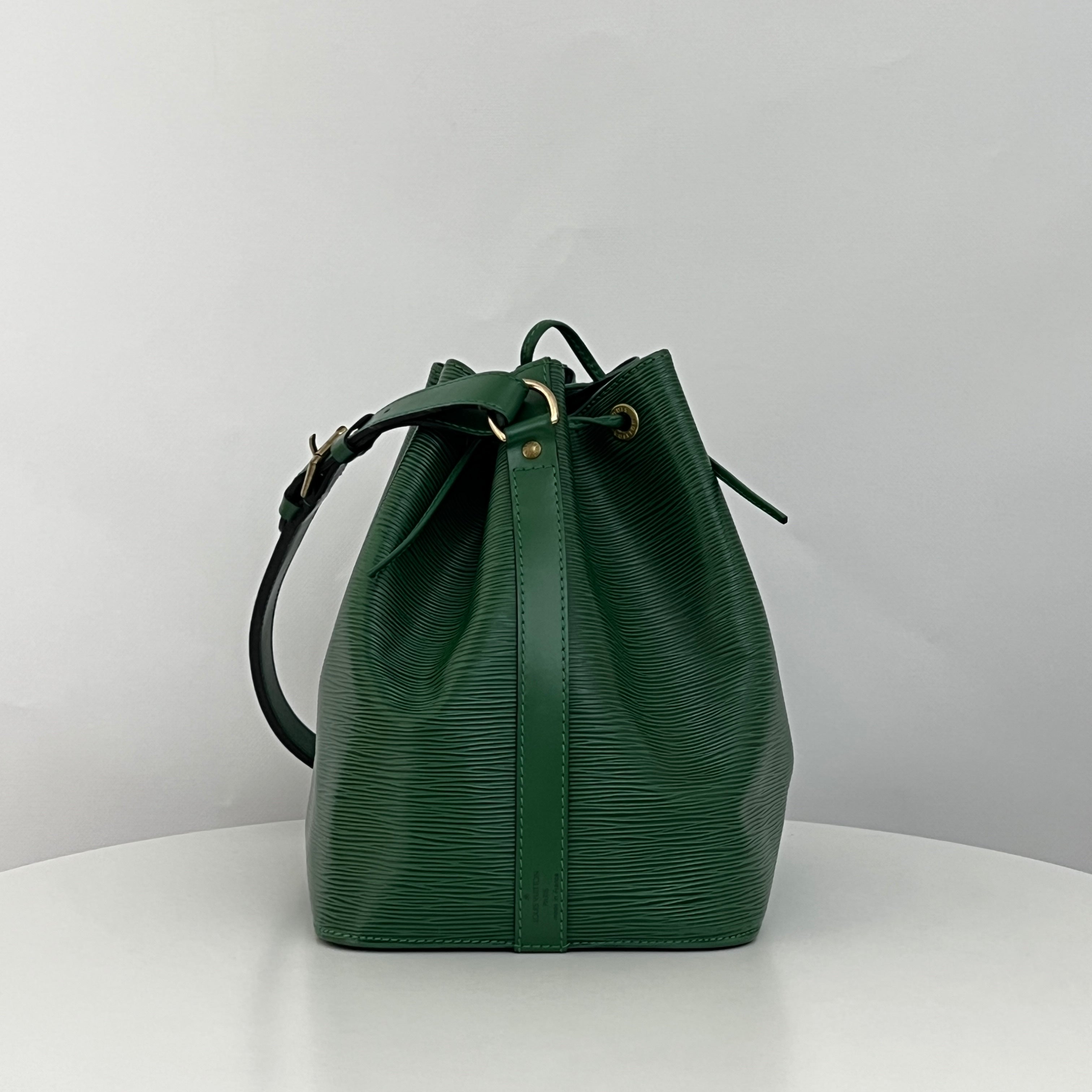 Sac LOUIS VUITTON Noé Petit cuir épi vert vintage 1993
