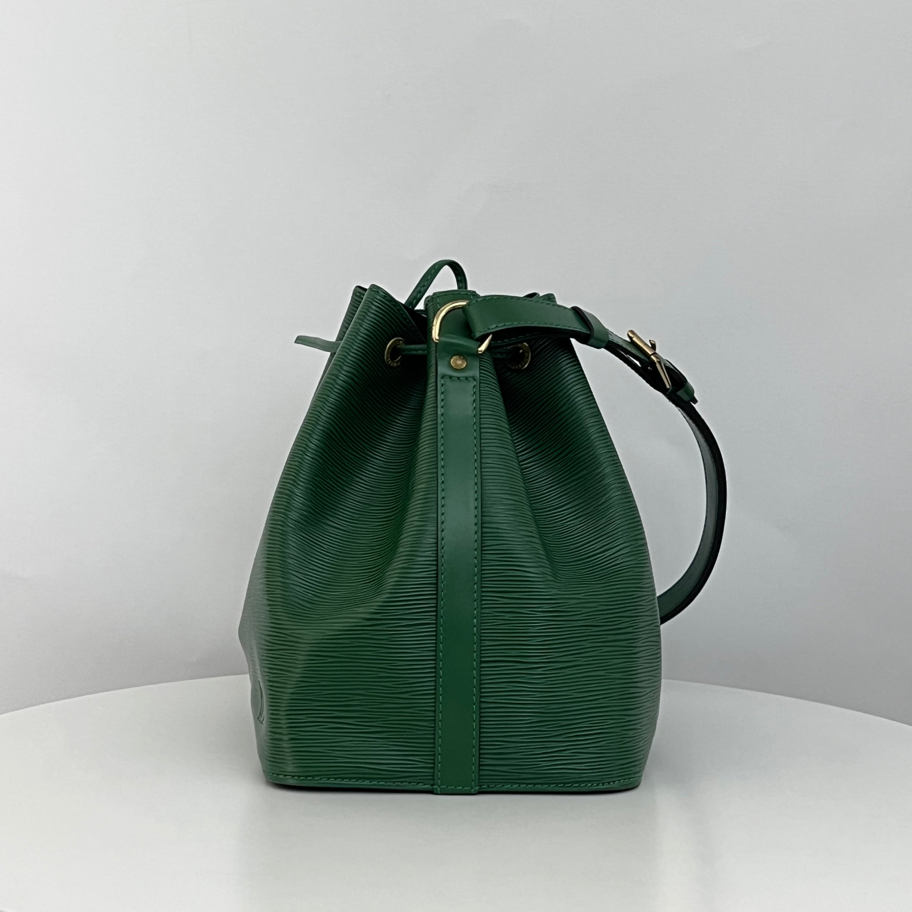 Sac LOUIS VUITTON Noé Petit cuir épi vert vintage 1993