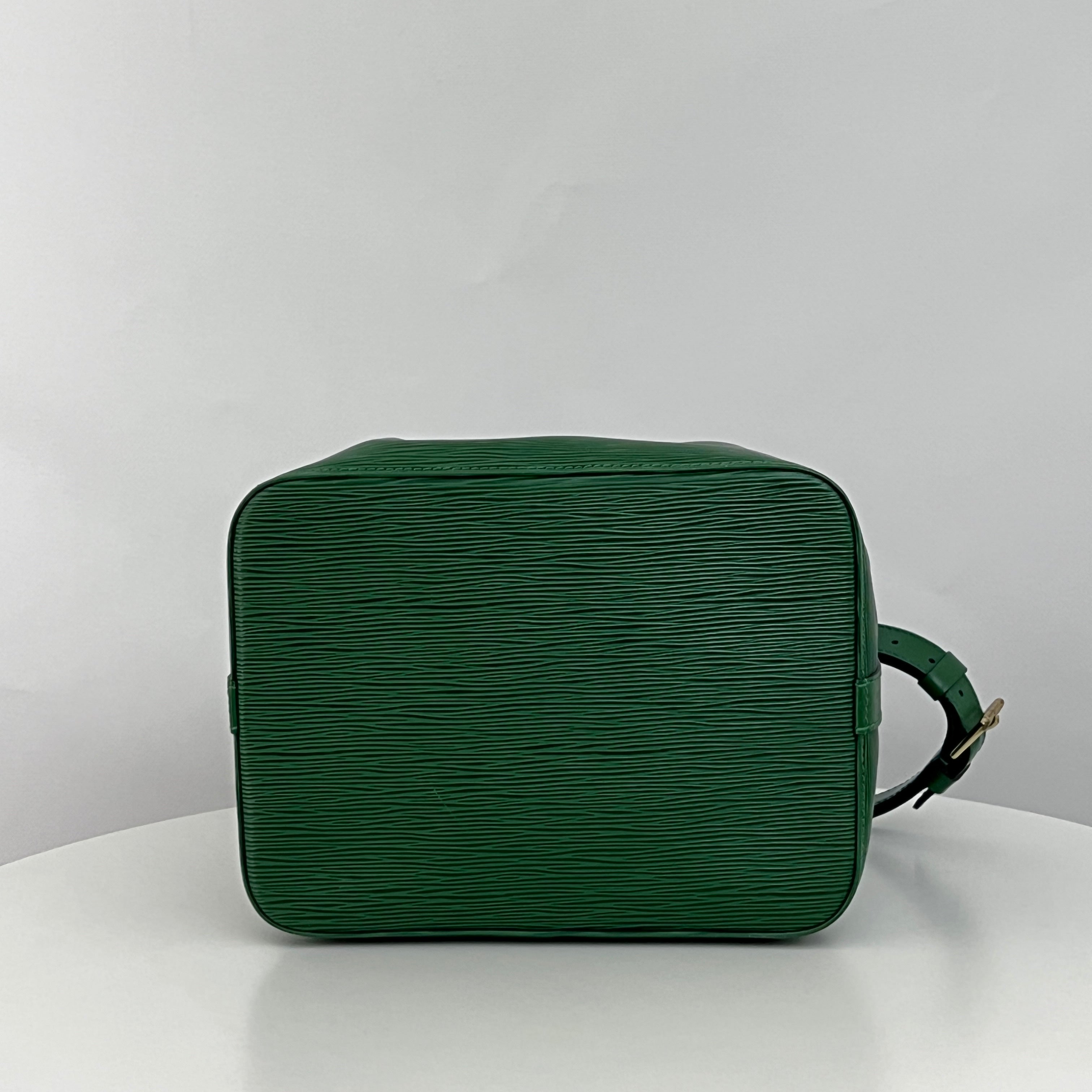 Sac LOUIS VUITTON Noé Petit cuir épi vert vintage 1993