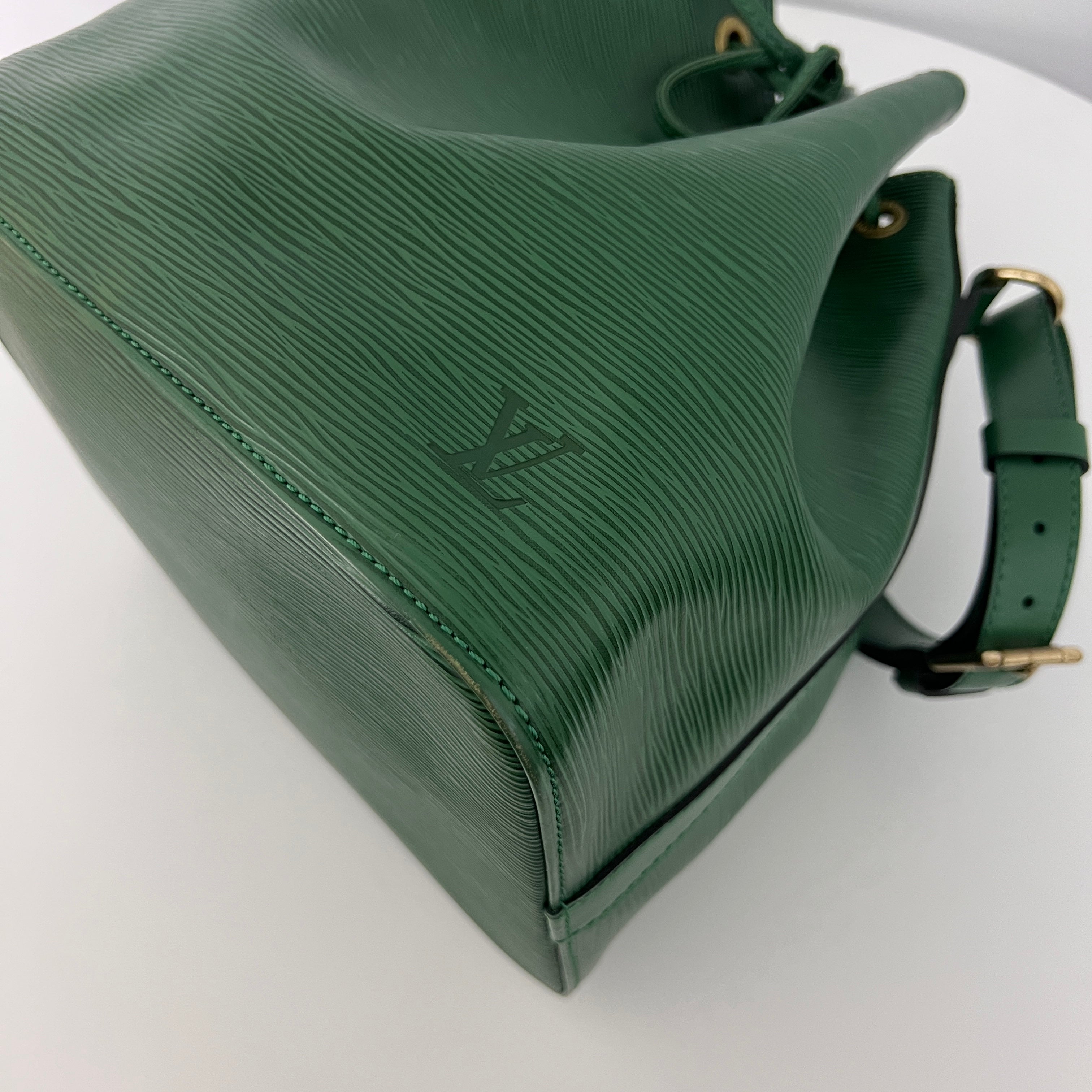 Sac LOUIS VUITTON Noé Petit cuir épi vert vintage 1993