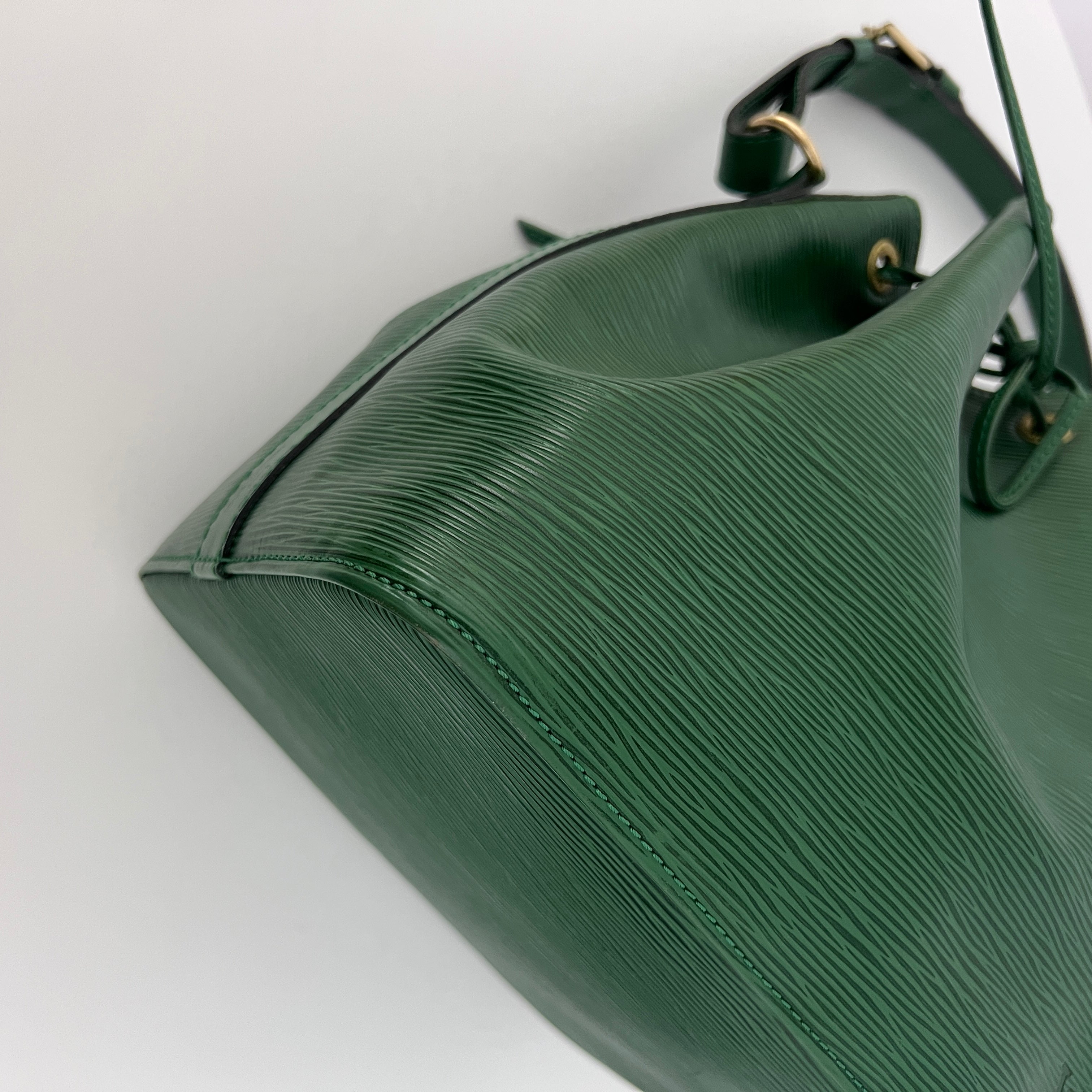Sac LOUIS VUITTON Noé Petit cuir épi vert vintage 1993