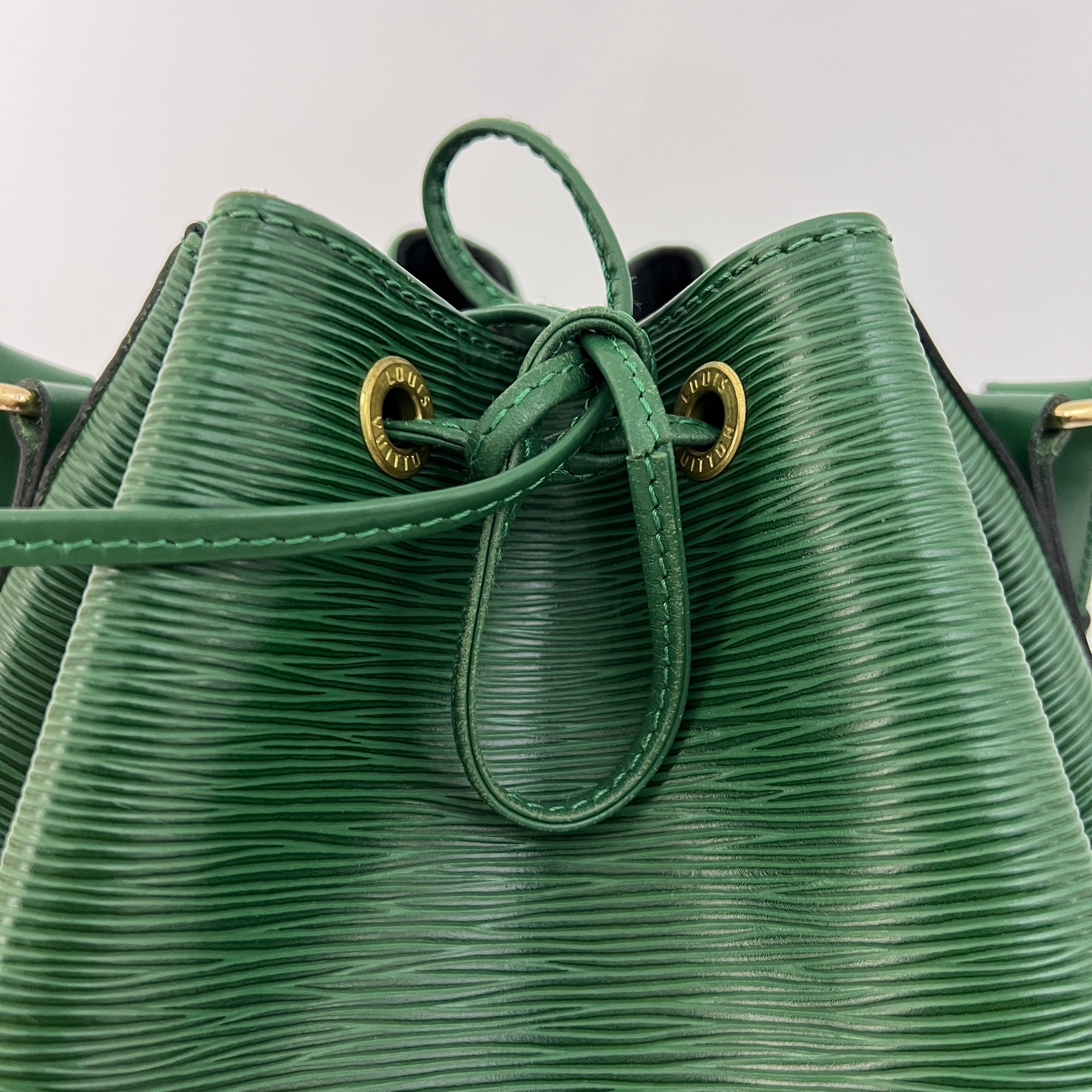 Sac LOUIS VUITTON Noé Petit cuir épi vert vintage 1993