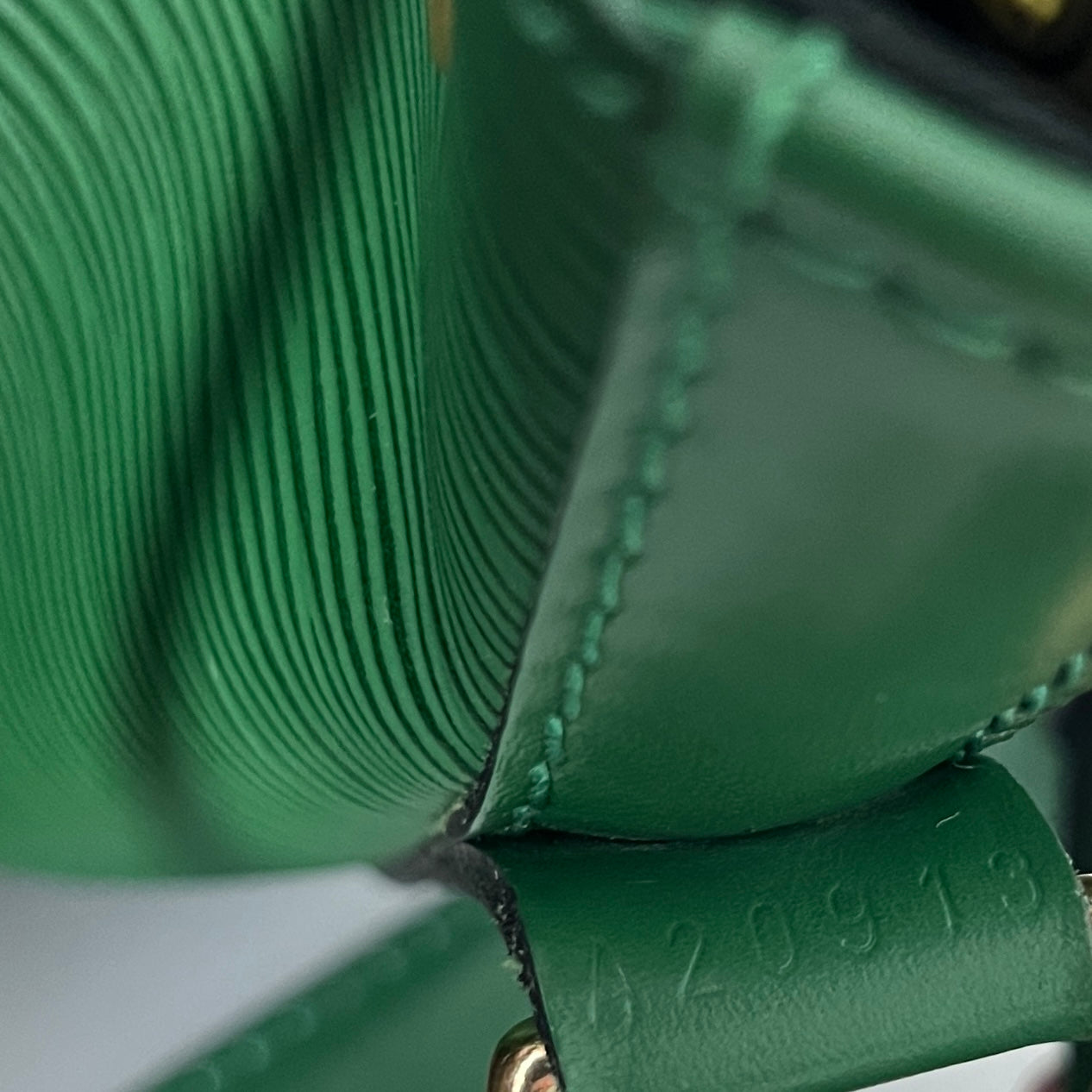 Sac LOUIS VUITTON Noé Petit cuir épi vert vintage 1993