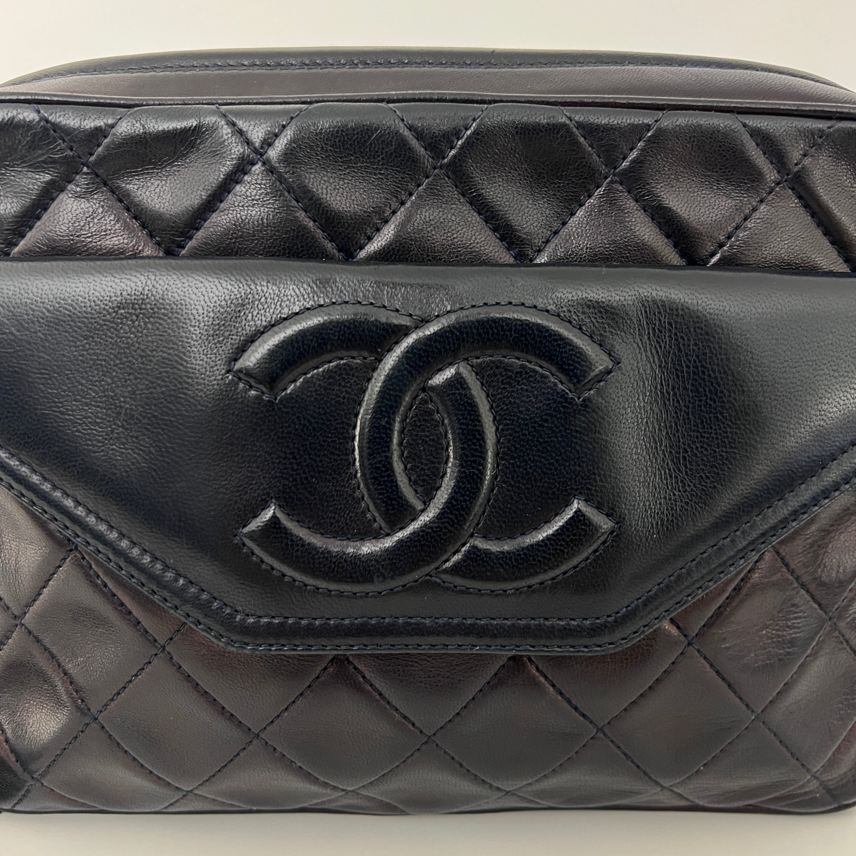 Sac à bandoulière CHANEL Camera Bag cuir d'agneau bleu marine vintage 1989-1991