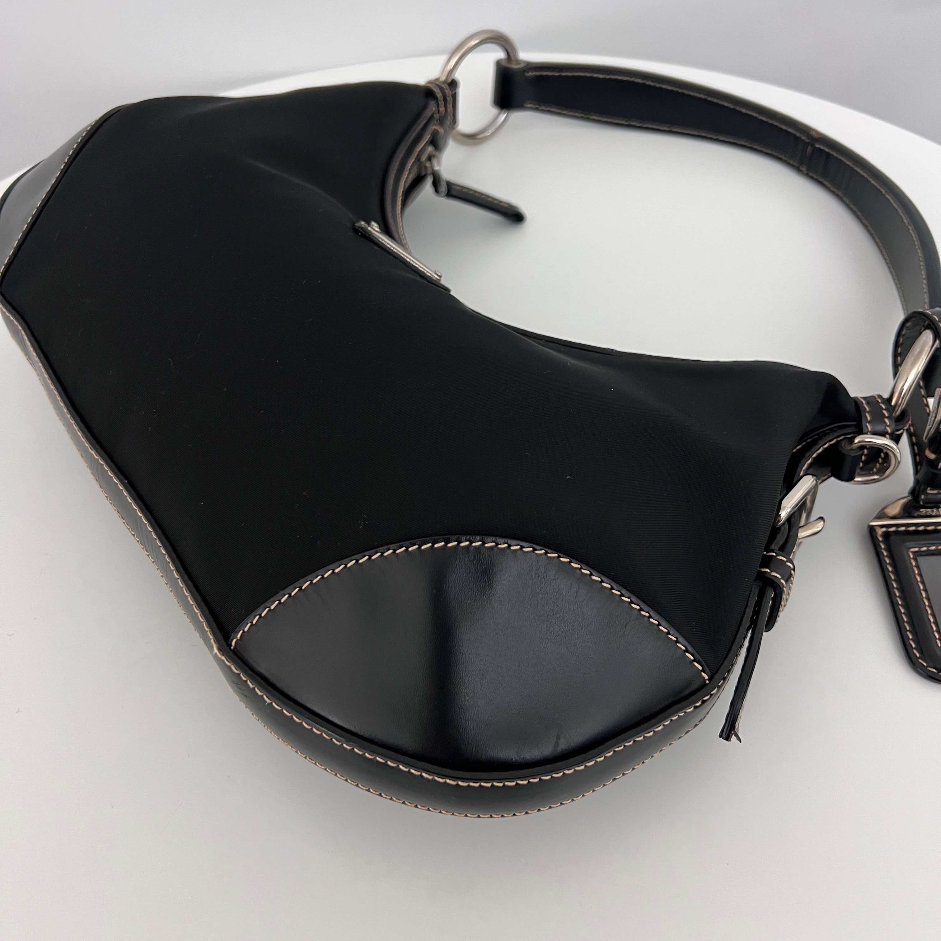 Sac PRADA Hobo nylon et cuir verni noir